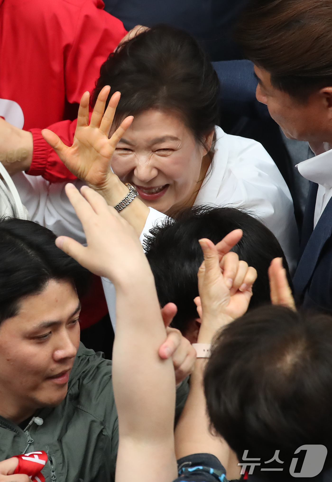 (대구=뉴스1) 공정식 기자 = 박근혜 전 대통령이 31일 오후 대구 중구 서문시장을 찾아 구름 인파 속을 지나며 시민들과 인사하고 있다. 2025.5.31/뉴스1