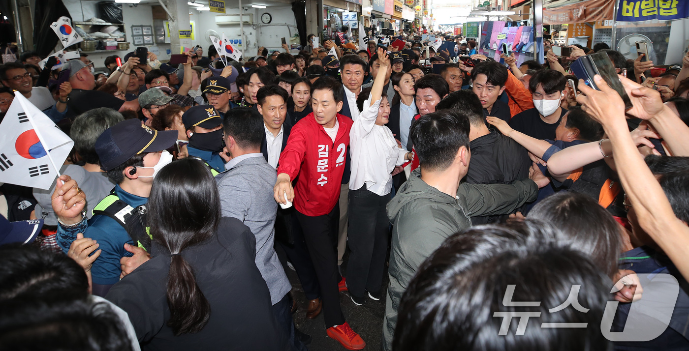 (대구=뉴스1) 공정식 기자 = 박근혜 전 대통령이 31일 오후 대구 중구 서문시장을 찾아 구름 인파 속을 지나며 시민들과 인사하고 있다. 2025.5.31/뉴스1