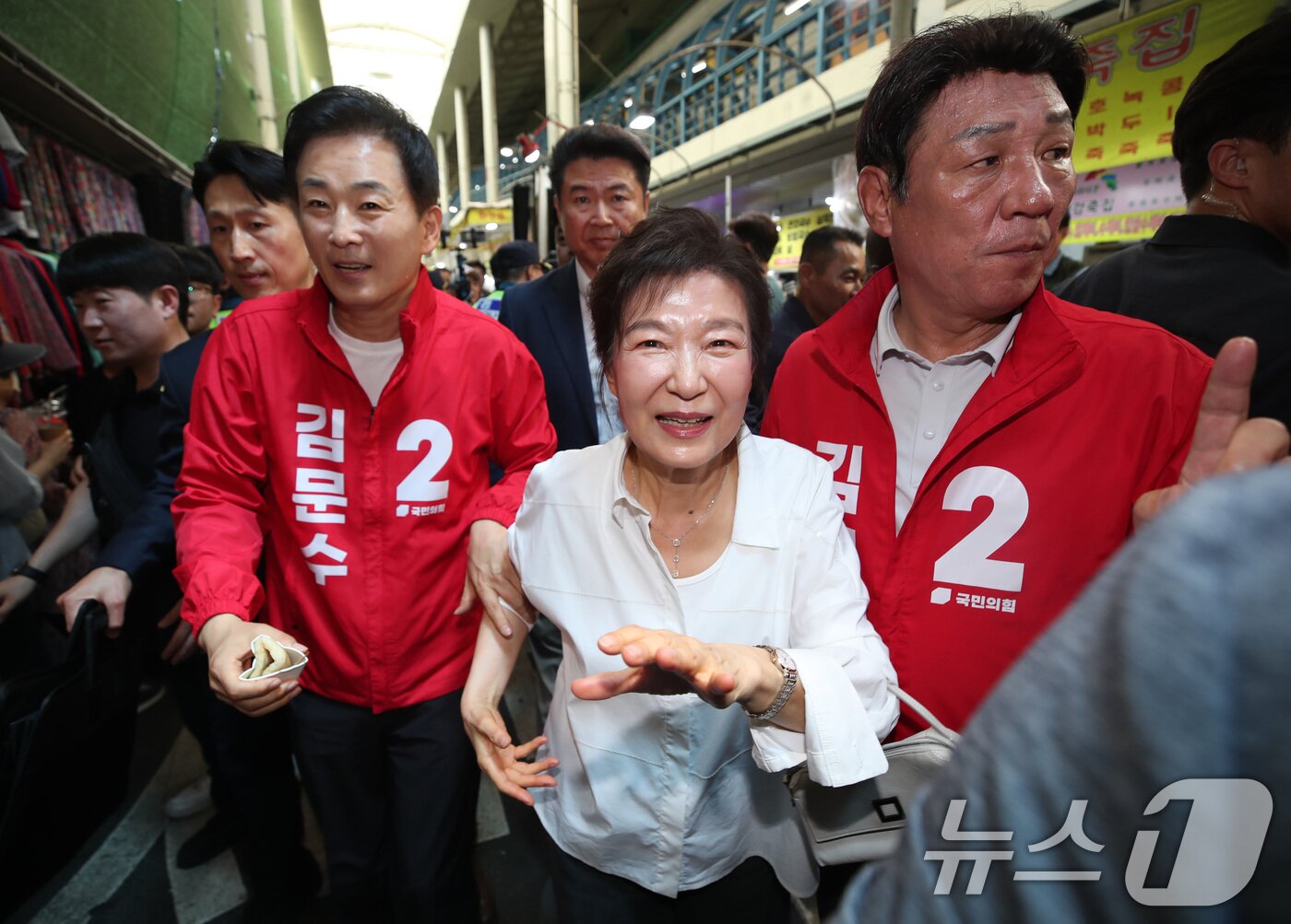 본문 이미지 - 박근혜 전 대통령이 31일 오후 대구 중구 서문시장을 찾아 구름 인파 속을 지나며 시민들과 인사하고 있다. 2025.5.31/뉴스1 ⓒ News1 공정식 기자