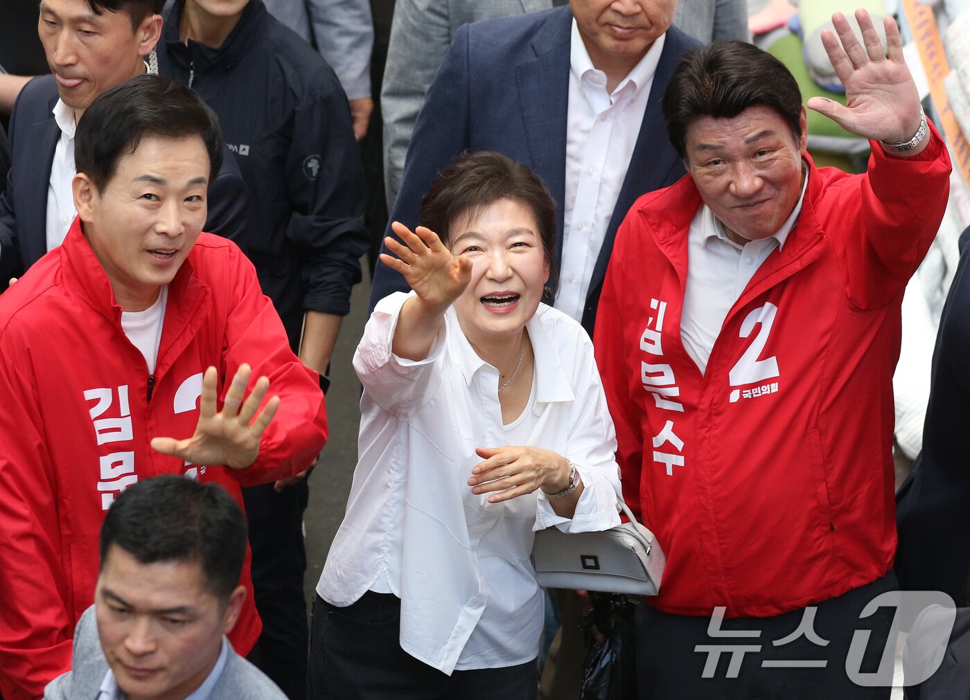 본문 이미지 - 박근혜 전 대통령이 31일 오후 대구 중구 서문시장을 찾아 구름 인파 속을 지나며 시민들과 인사하고 있다. 2025.5.31/뉴스1 ⓒ News1 공정식 기자