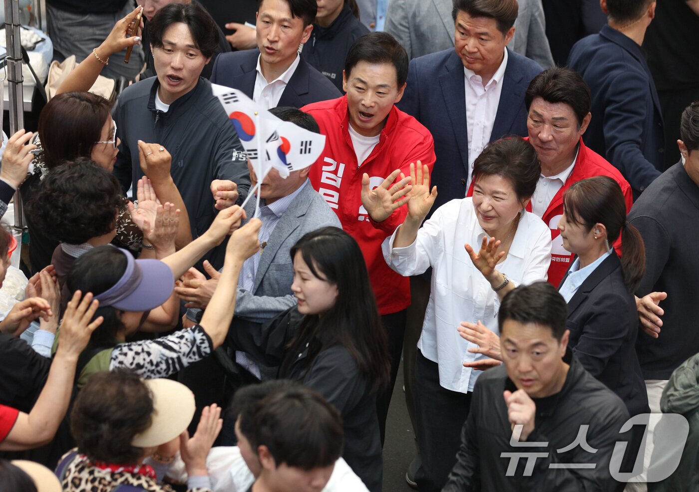 본문 이미지 - 박근혜 전 대통령이 31일 오후 대구 중구 서문시장을 찾아 구름 인파 속을 지나며 시민들과 인사하고 있다. 2025.5.31/뉴스1 ⓒ News1 공정식 기자