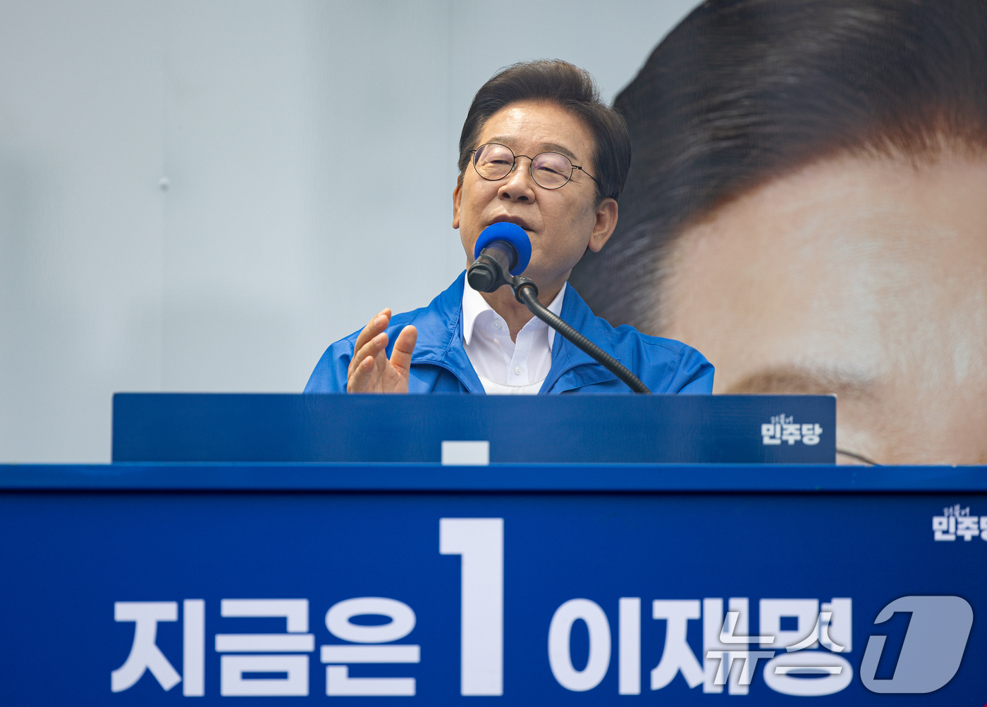 (평택=뉴스1) 이재명 기자 = 이재명 더불어민주당 대통령 후보가 31일 오후 경기도 평택시 배다리생태공원에서 시민들에게 지지를 호소하고 있다. 2025.5.31/뉴스1