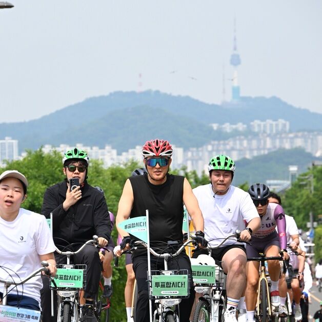 [동정] 오세훈, 시민 100명과 '투표합시다' 깃발 달린 따릉이 타고 달려