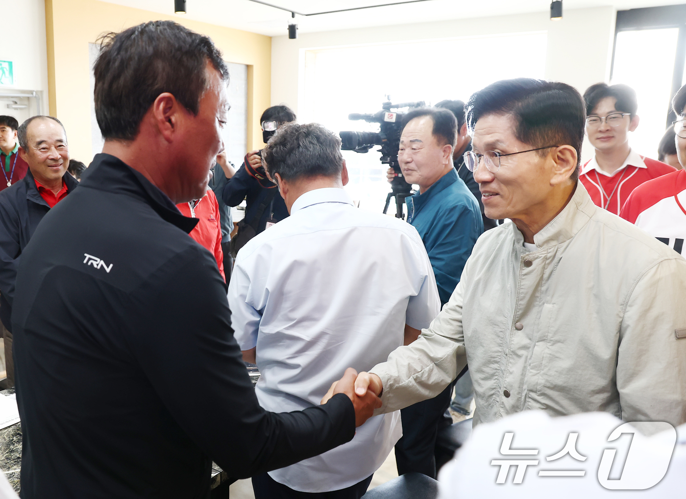 (강릉=뉴스1) 김민지 기자 = 김문수 국민의힘 대통령 후보가 31일 강원 강릉시수협에서 열린 어촌 살리는 현장 간담회에서 어업인들과 인사하고 있다. 2025.5.31/뉴스1