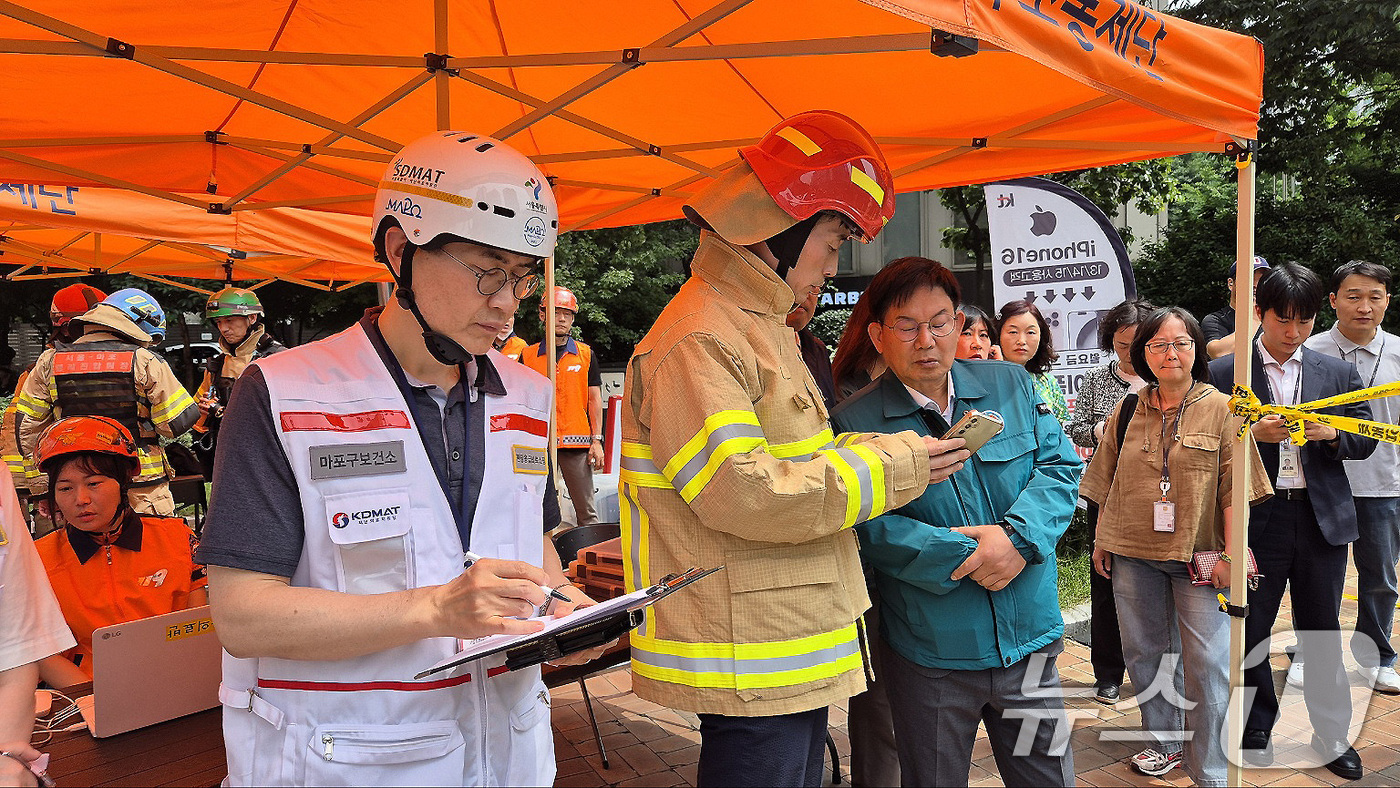 (서울=뉴스1) = 박강수 마포구청장이 31일 서울 마포역 2번 출구 앞에 지하철 5호선 방화 사건 관련 설치된 현장 지휘본부에서 소방 관계자들과 함께 지하철 방화 화재 대응 상황 …