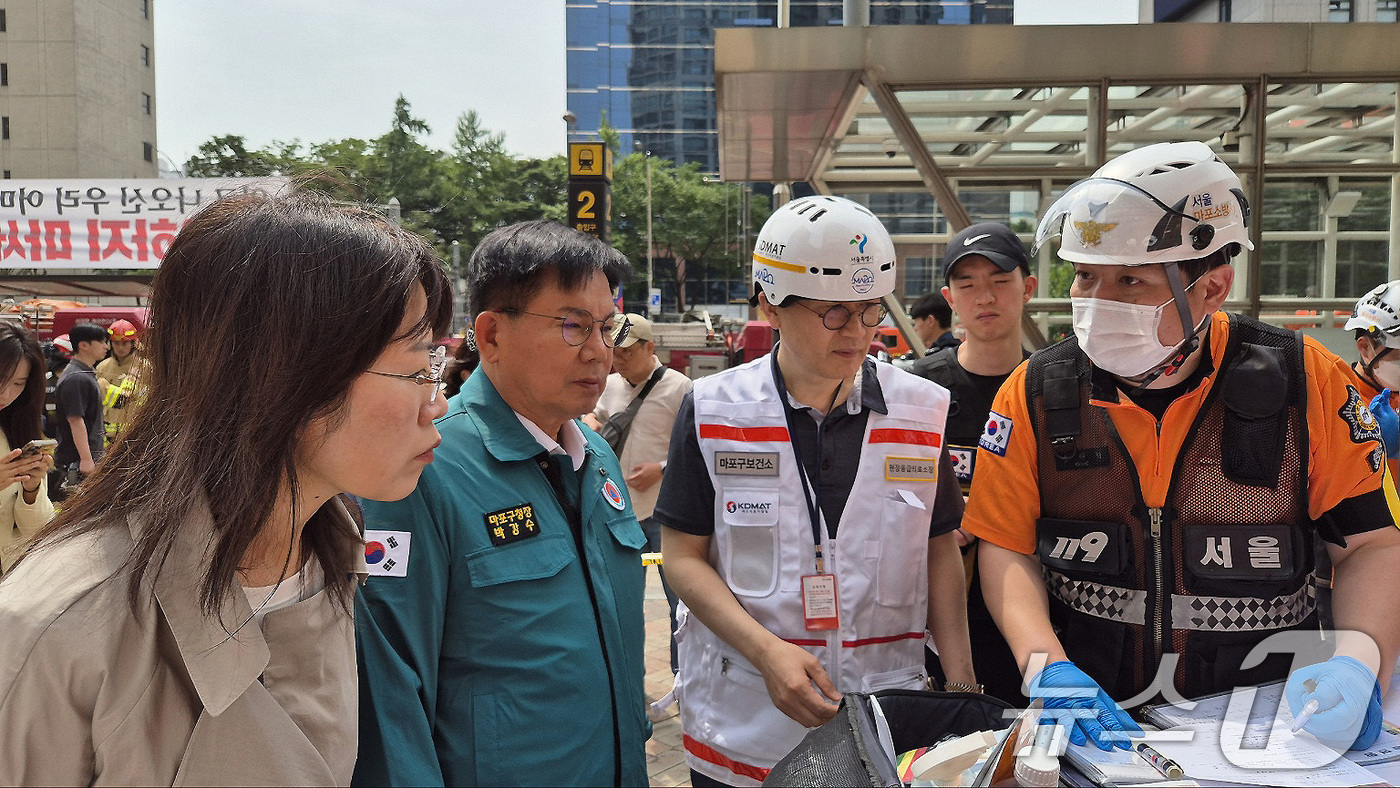 (서울=뉴스1) = 박강수 마포구청장이 31일 서울 마포역 2번 출구 앞에 지하철 5호선 방화 사건 관련 설치된 현장 지휘본부에서 소방 관계자들과 함께 지하철 방화 화재 대응 상황 …