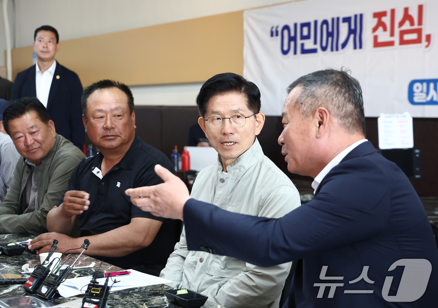 (강릉=뉴스1) 김민지 기자 = 김문수 국민의힘 대통령 후보가 31일 강원 강릉시수협에서 열린 어촌 살리는 현장 간담회에서 강릉어업인들의 고충을 경청하고 있다. 2025.5.31/ …