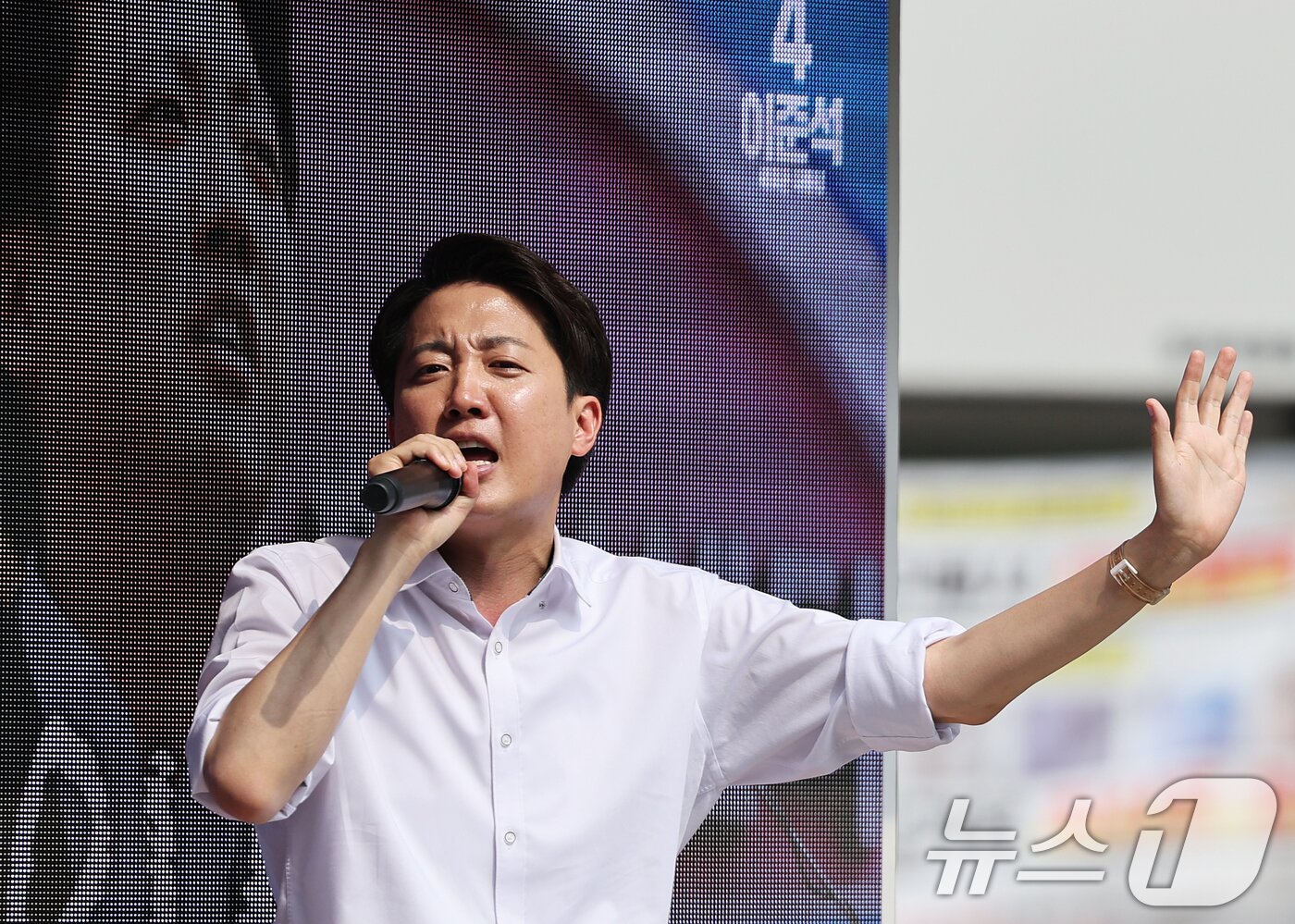 본문 이미지 - 이준석 개혁신당 대통령 후보가 제21대 대통령 선거를 사흘 앞둔 31일 오후 경기 안양시 평촌로데오거리에서 열린 유세에서 막판 지지를 호소하고 있다. 2025.5.31/뉴스1 ⓒ News1 오대일 기자