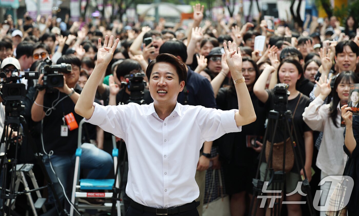 본문 이미지 - 이준석 개혁신당 대통령 후보가 제21대 대통령 선거를 사흘 앞둔 31일 오후 경기 안양시 평촌로데오거리에서 열린 유세에서 막판 지지를 호소하고 있다. 2025.5.31/뉴스1 ⓒ News1 오대일 기자