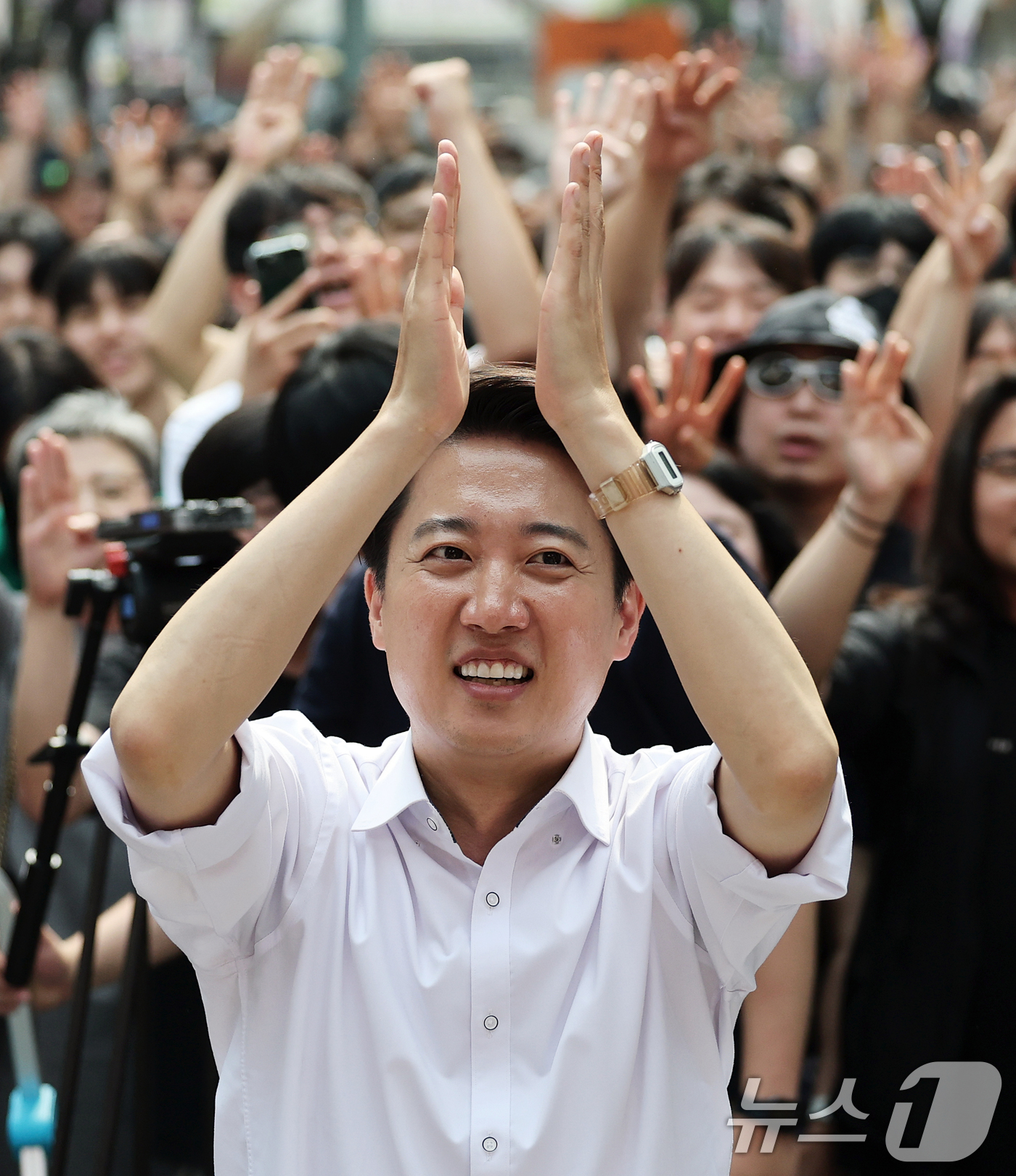 (안양=뉴스1) 오대일 기자 = 이준석 개혁신당 대통령 후보가 제21대 대통령 선거를 사흘 앞둔 31일 오후 경기 안양시 평촌로데오거리에서 열린 유세에서 막판 지지를 호소하고 있다 …