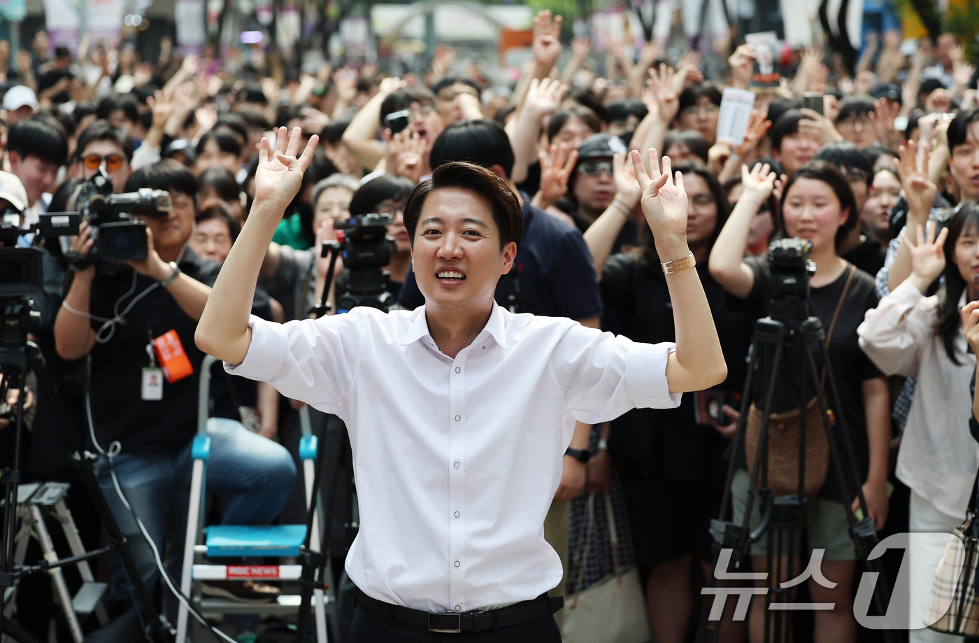 (안양=뉴스1) 오대일 기자 = 이준석 개혁신당 대통령 후보가 제21대 대통령 선거를 사흘 앞둔 31일 오후 경기 안양시 평촌로데오거리에서 열린 유세에서 막판 지지를 호소하고 있다 …