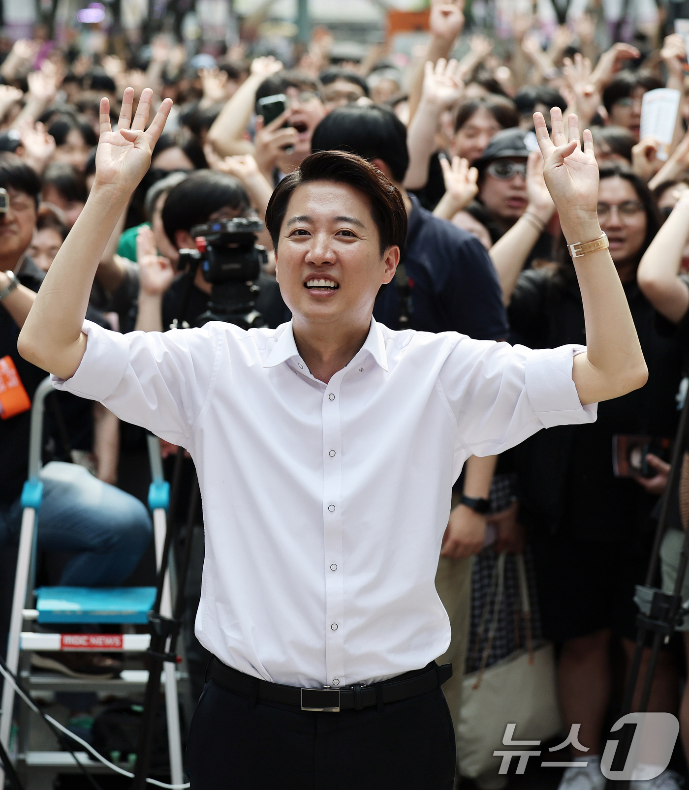 (안양=뉴스1) 오대일 기자 = 이준석 개혁신당 대통령 후보가 제21대 대통령 선거를 사흘 앞둔 31일 오후 경기 안양시 평촌로데오거리에서 열린 유세에서 막판 지지를 호소하고 있다 …