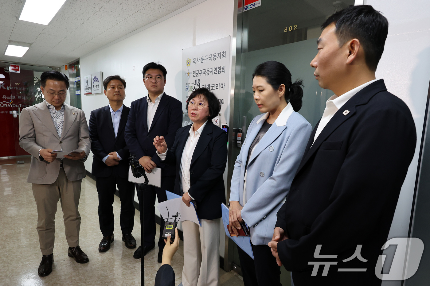 (서울=뉴스1) 이동해 기자 = 더불어민주당 중앙선대위 신속대응단 정준호 부단장과 소속 의원들이 31일 극우성향 단체의 댓글 조작팀으로 추정되는 서울 종로구 리박스쿨을 항의 방문한 …