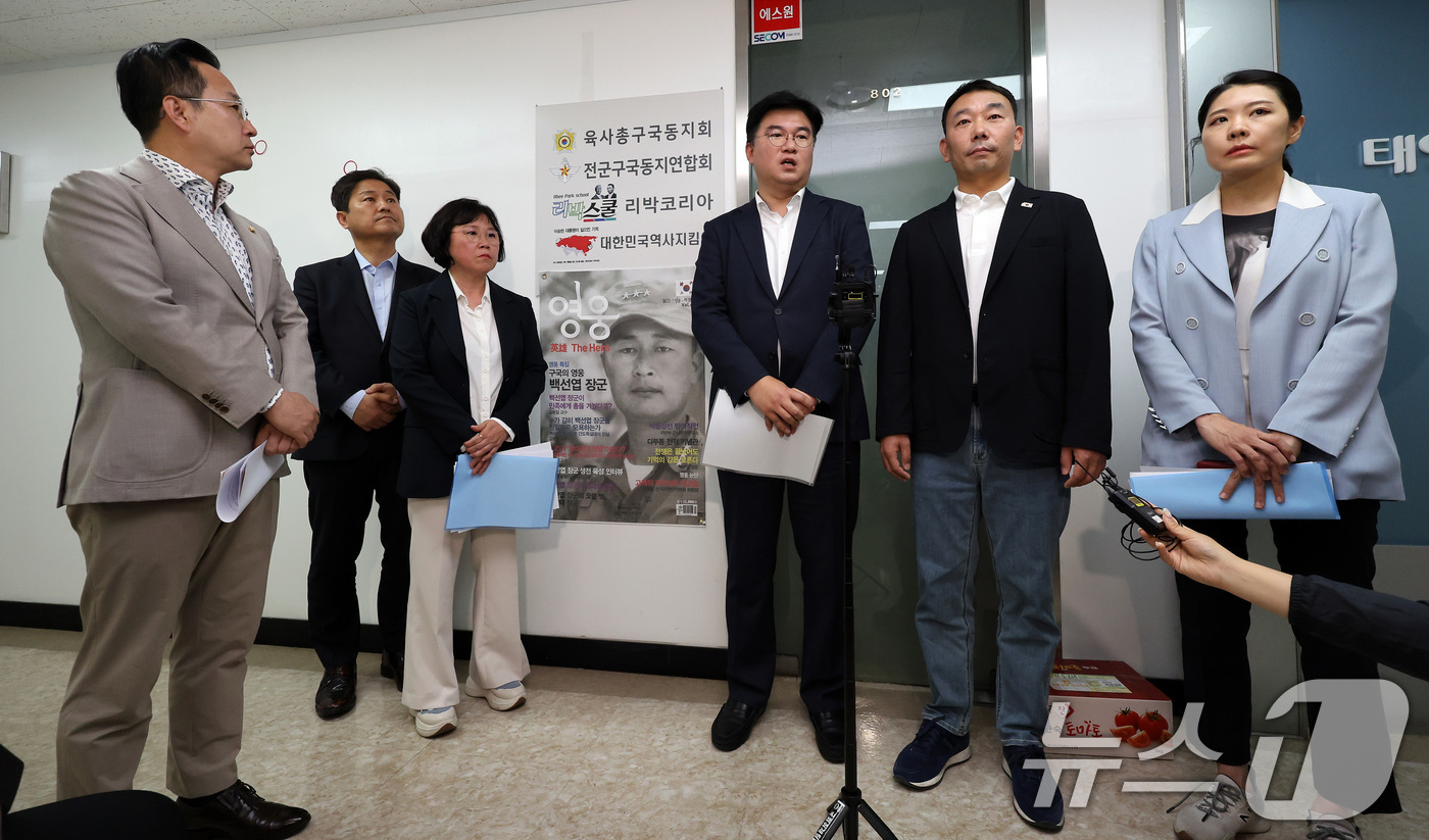 (서울=뉴스1) 이동해 기자 = 더불어민주당 중앙선대위 신속대응단 정준호 부단장과 소속 의원들이 31일 극우성향 단체의 댓글 조작팀으로 추정되는 서울 종로구 리박스쿨을 항의 방문한 …