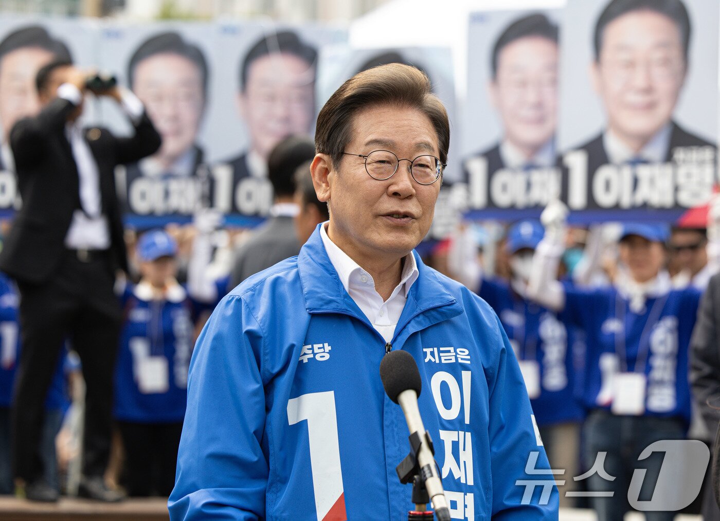 본문 이미지 - 이재명 더불어민주당 대통령 후보가 31일 오후 충북 청주시 오창프라자 앞 광장에서 유세를 마친 후 취재진 질문에 답변하고 있다. 2025.5.31/뉴스1 ⓒ News1 이재명 기자