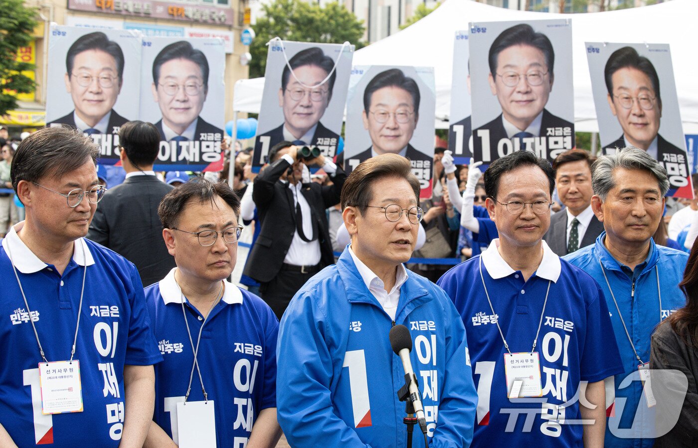 본문 이미지 - 이재명 더불어민주당 대통령 후보가 31일 오후 충북 청주시 오창프라자 앞 광장에서 유세를 마친 후 취재진 질문에 답변하고 있다. 2025.5.31/뉴스1 ⓒ News1 이재명 기자