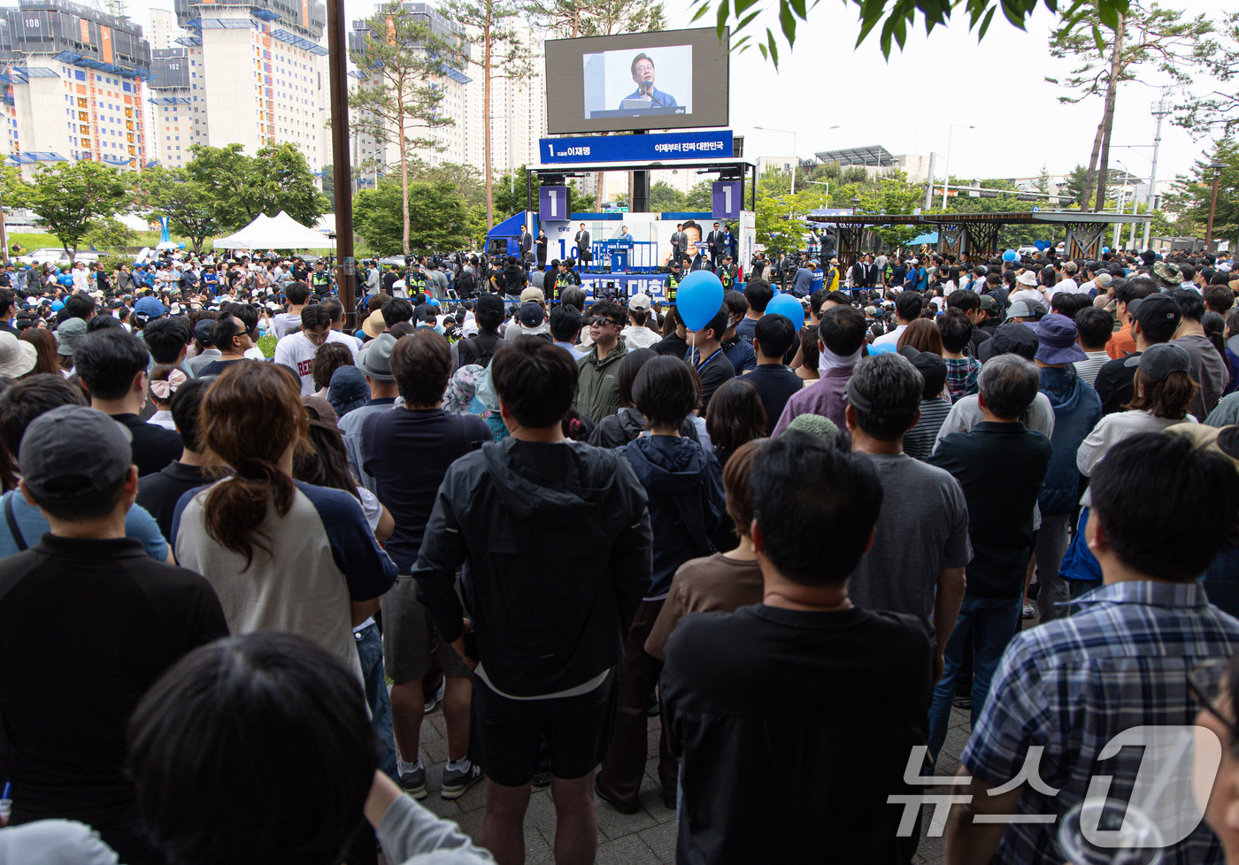 (청주=뉴스1) 이재명 기자 = 이재명 더불어민주당 대통령 후보가 31일 오후 충북 청주시 오창프라자 앞 광장에서 시민들에게 지지를 호소하고 있다. 2025.5.31/뉴스1