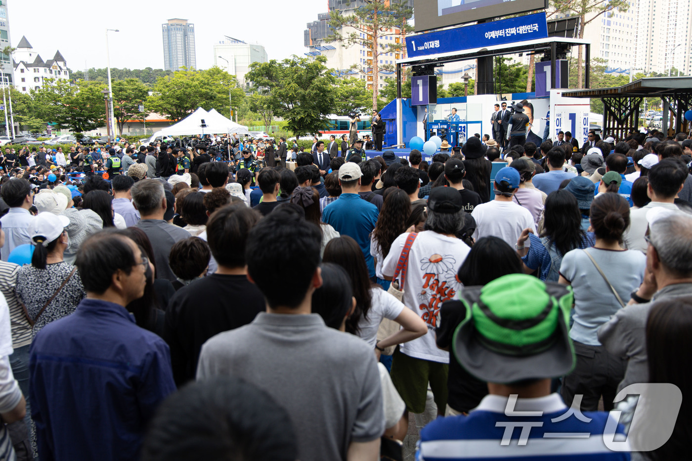 (청주=뉴스1) 이재명 기자 = 이재명 더불어민주당 대통령 후보가 31일 오후 충북 청주시 오창프라자 앞 광장에서 시민들에게 지지를 호소하고 있다. 2025.5.31/뉴스1