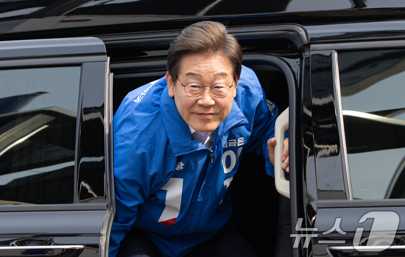 (청주=뉴스1) 이재명 기자 = 이재명 더불어민주당 대통령 후보가 31일 오후 충북 청주시 오창프라자 앞 광장에서 열린 유세에 도착하고 있다. 2025.5.31/뉴스1