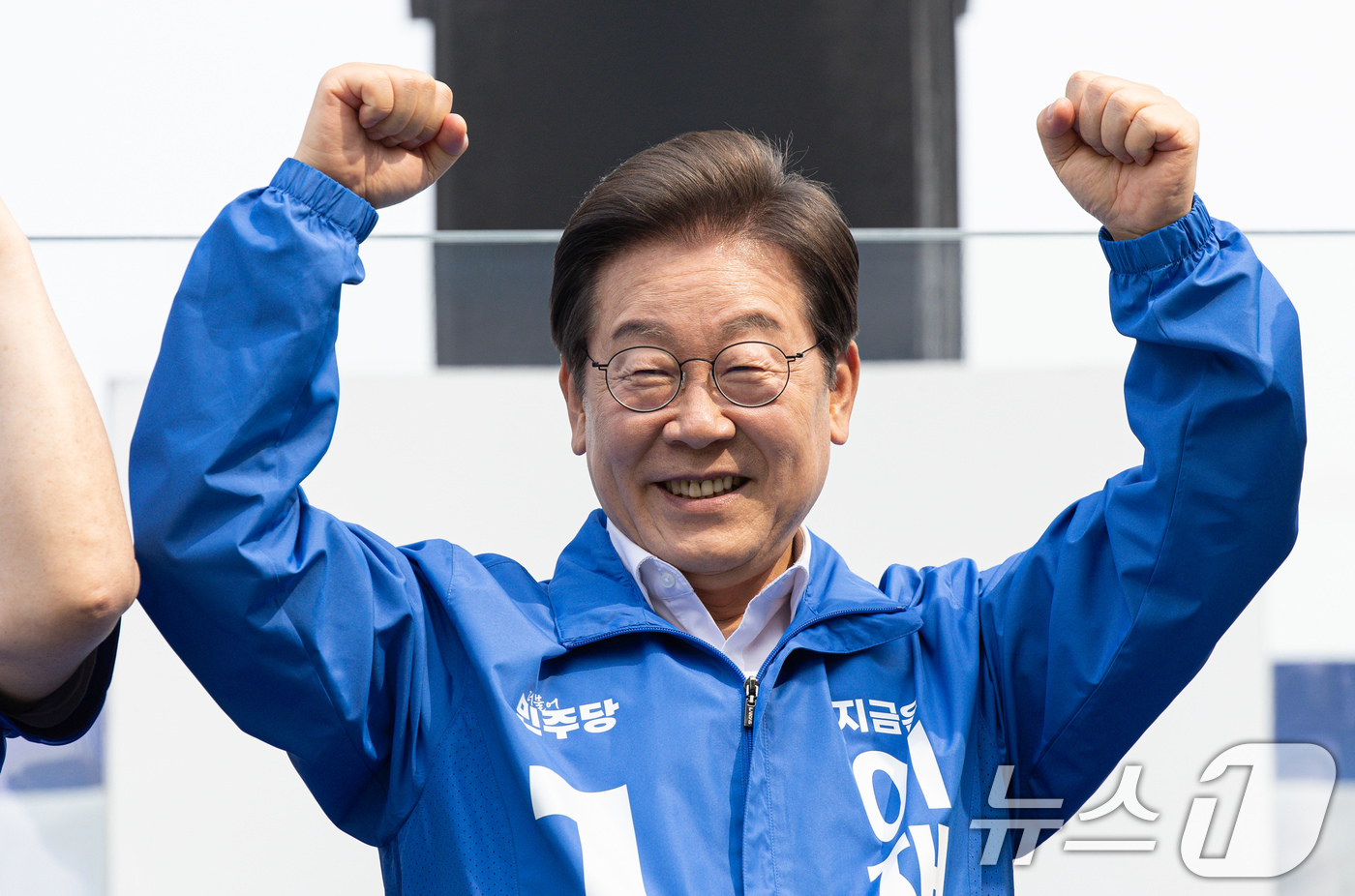 (청주=뉴스1) 이재명 기자 = 이재명 더불어민주당 대통령 후보가 31일 오후 충북 청주시 오창프라자 앞 광장에서 열린 유세에 도착해 시민들에게 인사하고 있다. 2025.5.31/ …