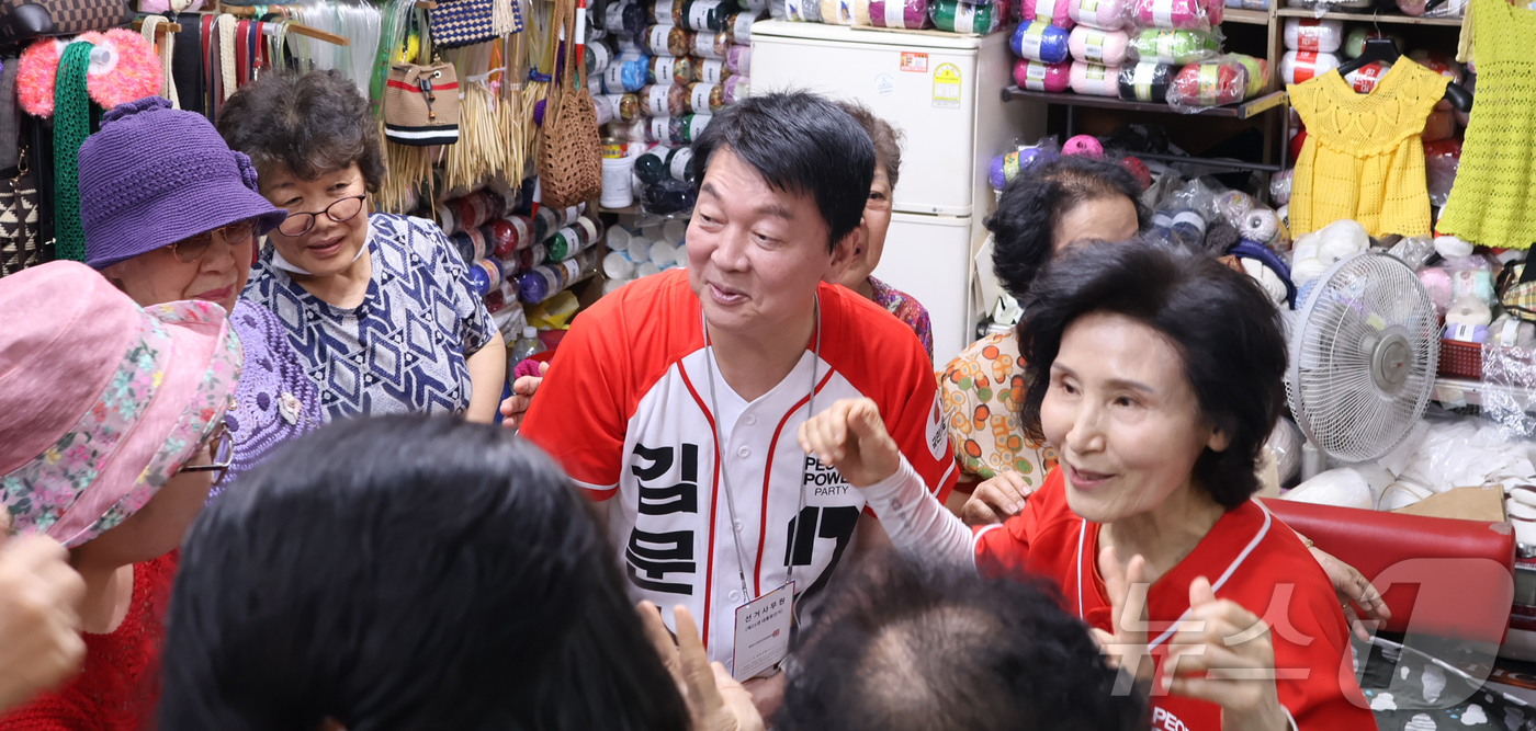 (서울=뉴스1) = 안철수 국민의힘 공동선대위원장과 김문수 대통령 후보 부인 설난영 여사가 31일 서울 은평구 대림골목시장을 찾아 지지를 호소하고 있다. (안철수 의원실 제공, 재 …