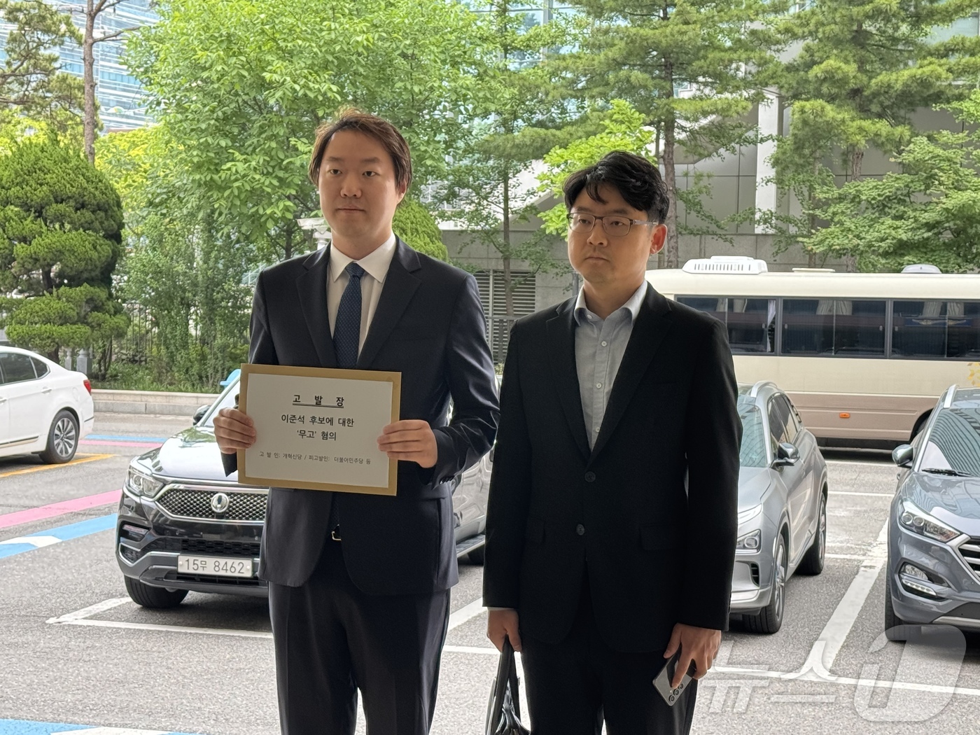 (서울=뉴스1) = 이준석 개혁신당 대통령 후보측 공명선거본부 하헌휘, 정재원 변호사가 31일 서울 영등포경찰서에서 이 후보 허위사실공표·모욕죄로 고발한 개인 및 단체를 대상으로 …