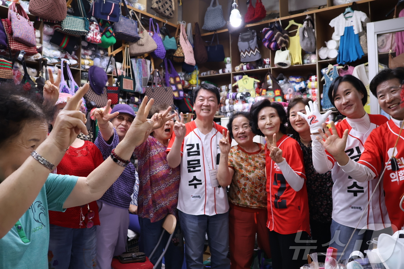 (서울=뉴스1) = 안철수 국민의힘 공동선대위원장과 김문수 대통령 후보 부인 설난영 여사가 31일 서울 은평구 대림골목시장을 찾아 지지를 호소하고 있다. (안철수 의원실 제공, 재 …