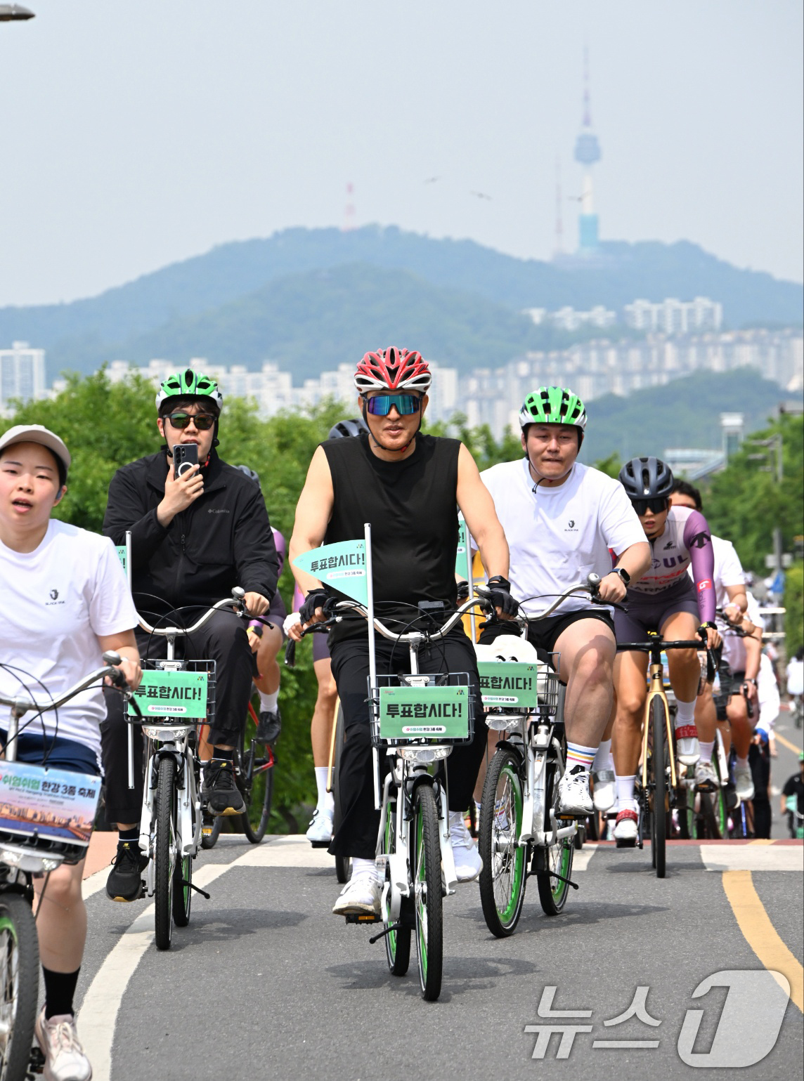 (서울=뉴스1) 오대일 기자 = 31일 제2회 쉬엄쉬엄 한강 3종 죽제 자전거 종목에 참가한 오세훈 서울시장이 '투표합시다' 깃발이 꽂힌 따릉이를 타고 한강 자전거도로를 달리고 있 …