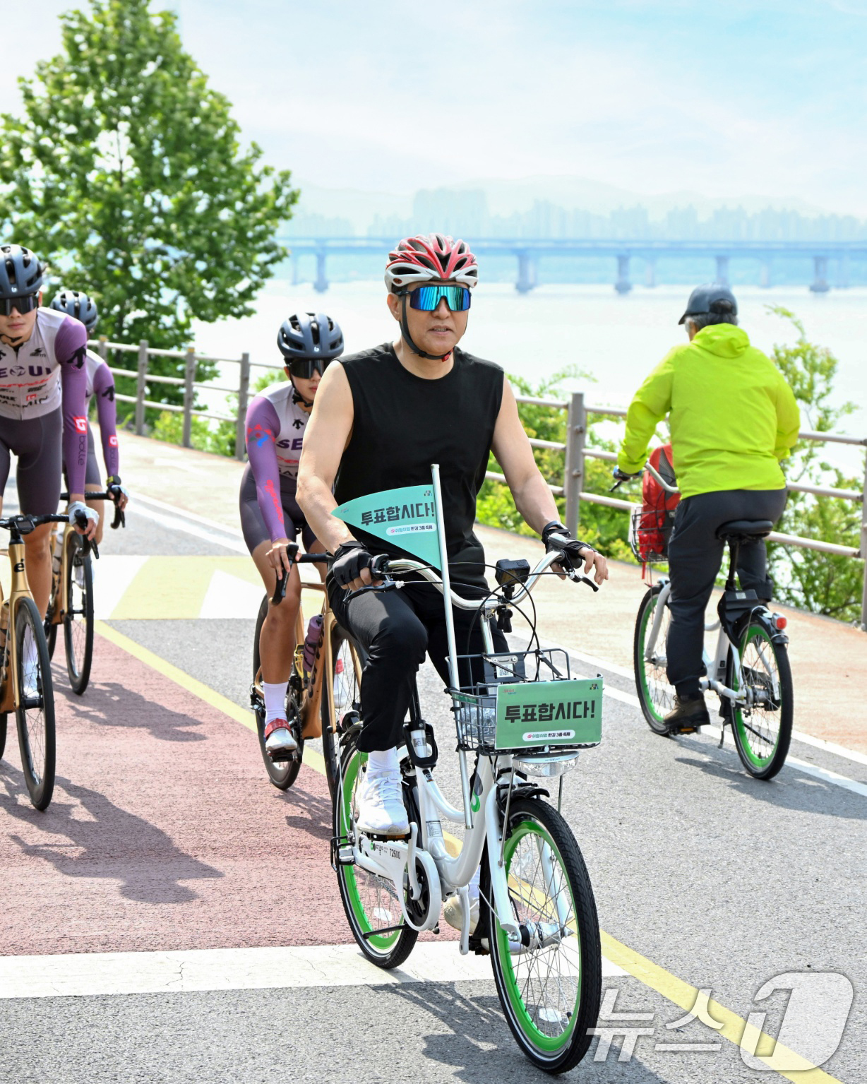 (서울=뉴스1) 오대일 기자 = 31일 제2회 쉬엄쉬엄 한강 3종 죽제 자전거 종목에 참가한 오세훈 서울시장이 '투표합시다' 깃발이 꽂힌 따릉이를 타고 한강 자전거도로를 달리고 있 …
