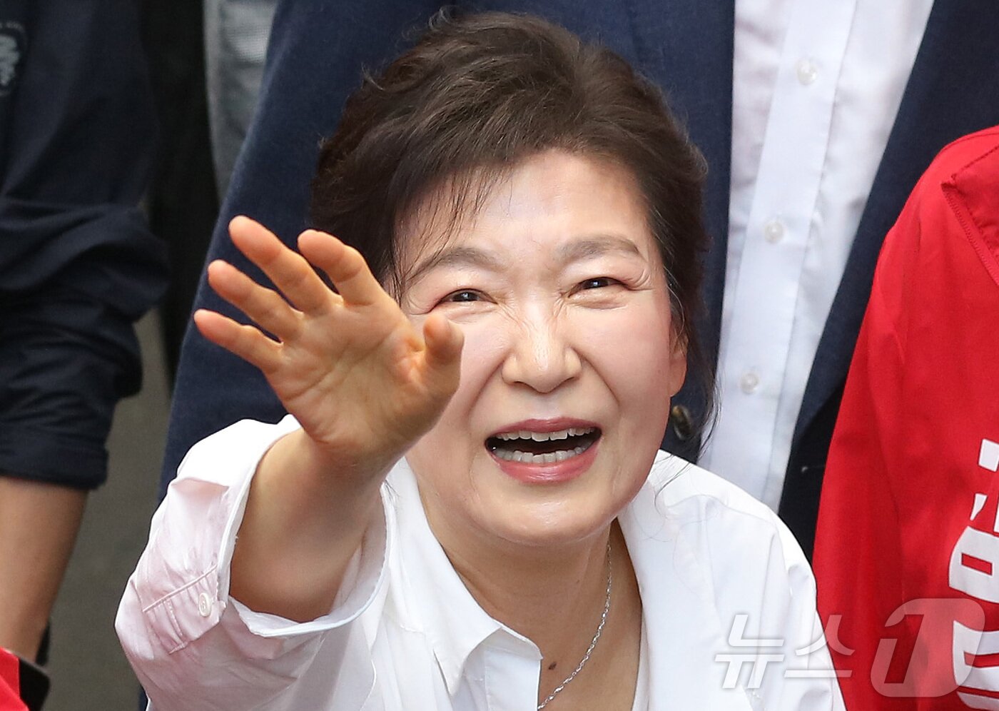 본문 이미지 - 박근혜 전 대통령이 31일 오후 대구 중구 서문시장을 찾아 구름 인파 속을 지나며 시민들과 인사하고 있다. 2025.5.31/뉴스1 ⓒ News1 공정식 기자