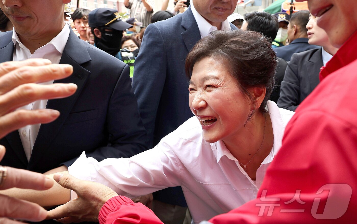 본문 이미지 - 박근혜 전 대통령이 31일 오후 대구 중구 서문시장을 찾아 구름 인파 속을 지나며 시민들과 인사하고 있다. ⓒ News1 공정식 기자