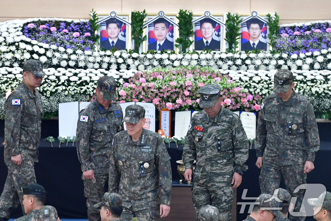 (포항=뉴스1) 최창호 기자 = 김명수 합참의장(해군 대장)이 31일 오후 경북 포항시 남구 해군 항공사령부 금익관에 마련된 '해군 P-3CK 917호기 순직자 합동분향소'에서 조 …