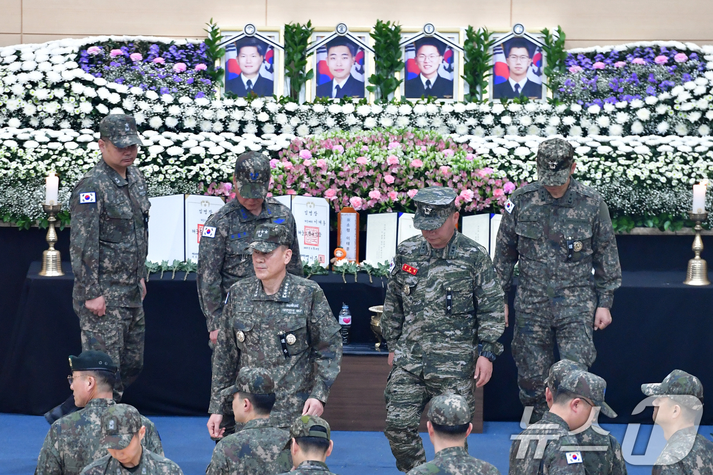 (포항=뉴스1) 최창호 기자 = 김명수 합참의장(해군 대장)이 31일 오후 경북 포항시 남구 해군 항공사령부 금익관에 마련된 '해군 P-3CK 917호기 순직자 합동분향소'에서 조 …