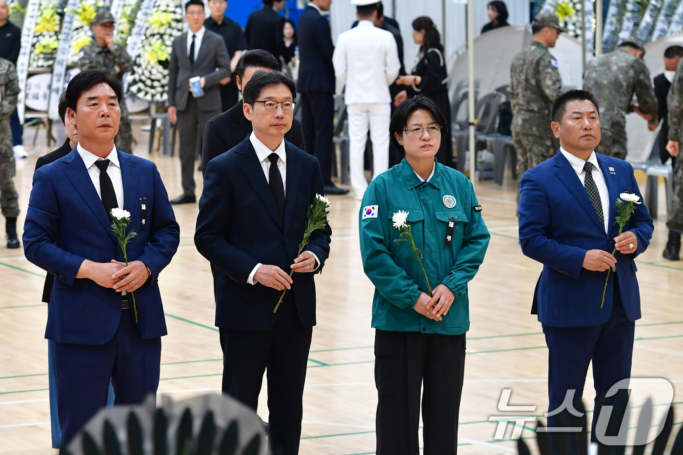 (포항=뉴스1) 최창호 기자 = 김경수 더불어민주당 제21대 대통령 선거 총괄상임선대위원장이 31일 해군 해상초계기 추락 사고 순직자들의 합동 분향소가 마련된 경북 포항시 남구 해 …
