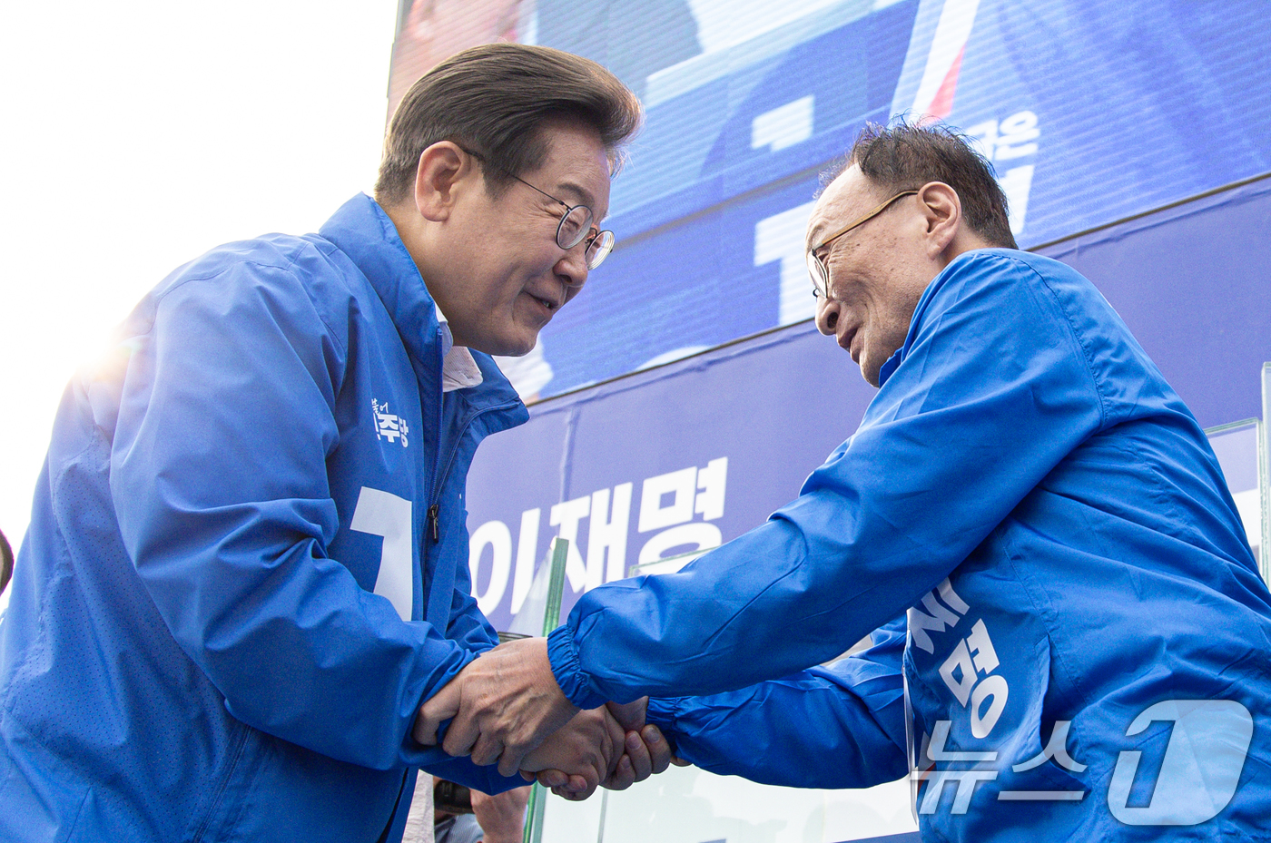 (세종=뉴스1) 이재명 기자 = 이재명 더불어민주당 대통령 후보가 31일 세종시 나성동 나무그늘광장에서 이해찬 고문과 인사를 나누고 있다. 2025.5.31/뉴스1