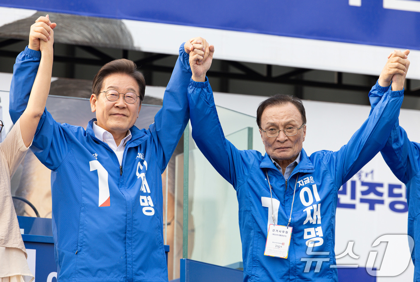 (세종=뉴스1) 이재명 기자 = 이재명 더불어민주당 대통령 후보가 31일 세종시 나성동 나무그늘광장에서 열린 유세에서 이해찬 고문과 손을 들어올리고 있다. 2025.5.31/뉴스1 …