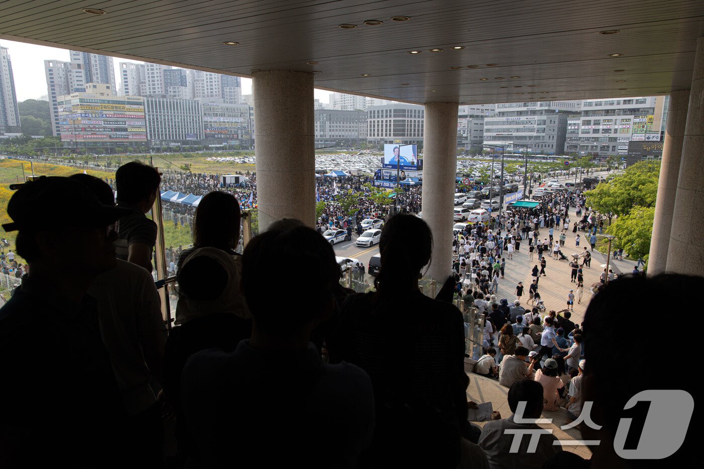 본문 이미지 - 이재명 더불어민주당 대통령 후보가 31일 세종시 나성동 나무그늘광장에서 시민들에게 지지를 호소하고 있다. 2025.5.31/뉴스1 ⓒ News1 이재명 기자