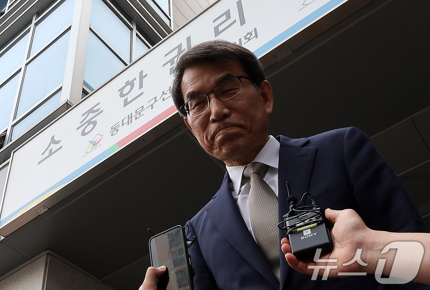 (서울=뉴스1) 이동해 기자 = 노태악 중앙선거관리위원장이 31일 오후 서울 동대문구 성동구선거관리위원회에서 기자들을 만나 사전투표 과정에서 일어난 관리 부실과 관련해 고개 숙여 …