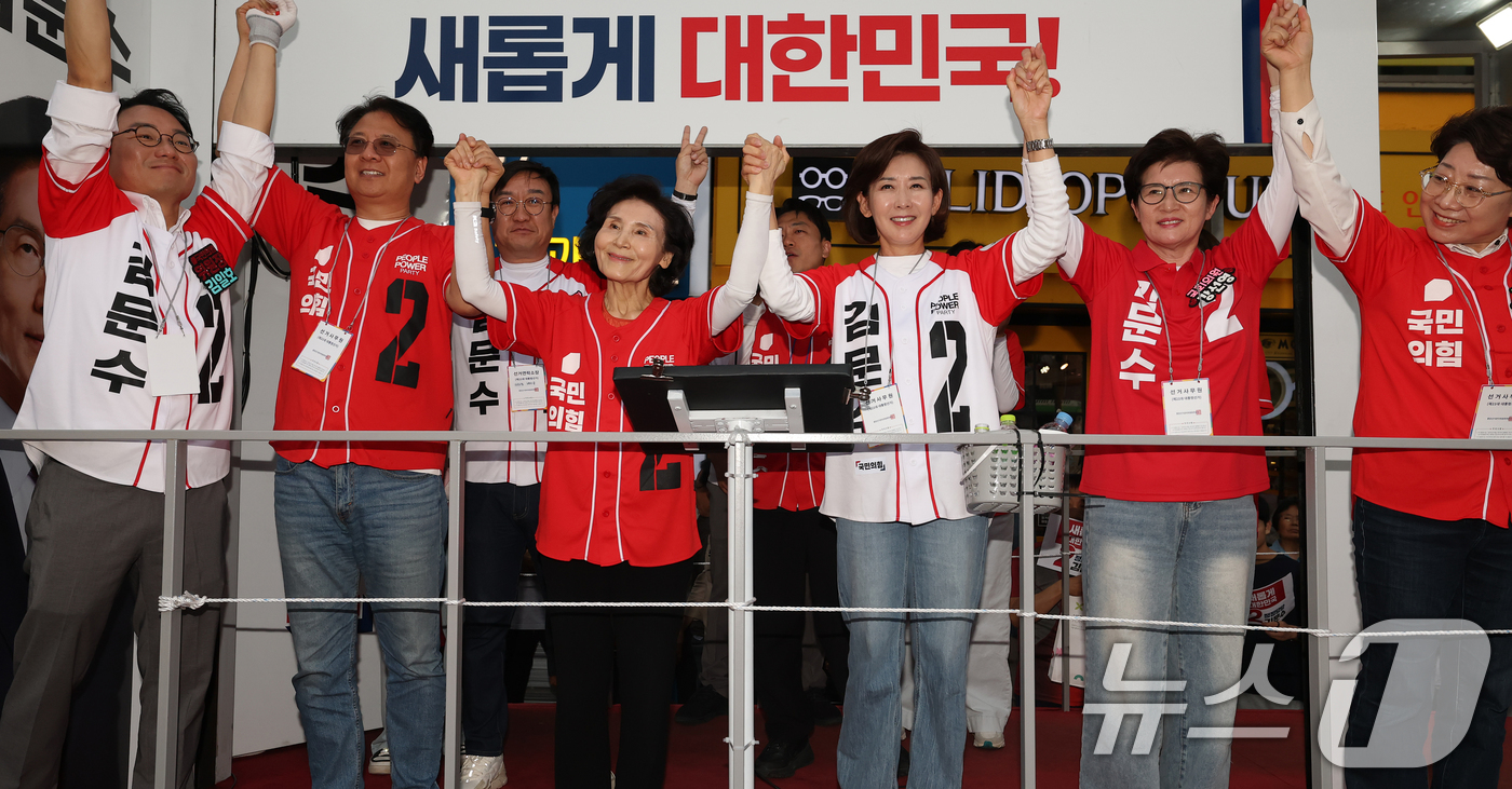 (서울=뉴스1) 오대일 기자 = 김문수 국민의힘 대통령 후보 부인 설난영 여사가 31일 오후 서울 동작구 중앙대병원 앞 삼거리에서 열린 유세에서 나경원 공동선대위원장 등 참석자들과 …