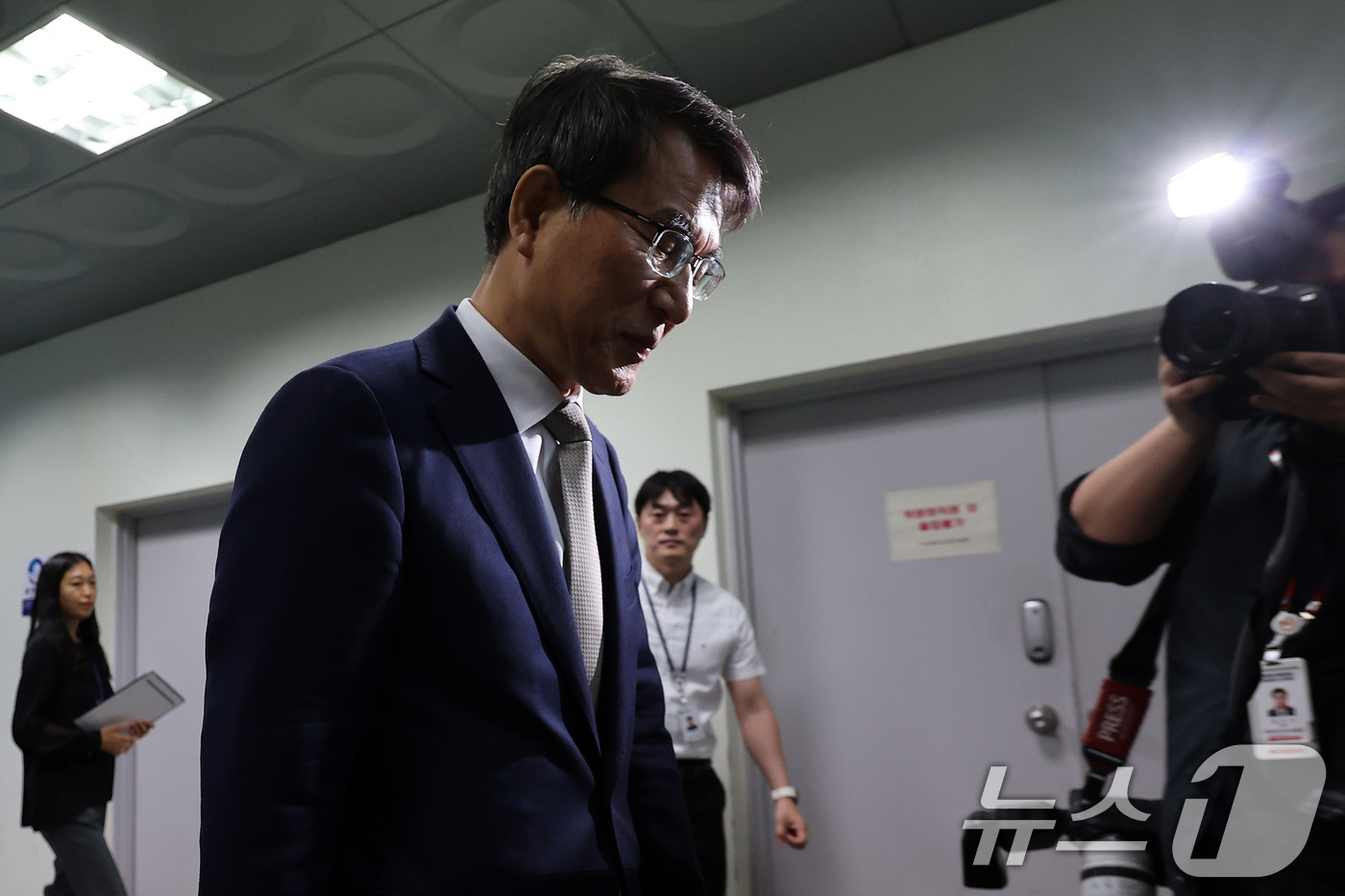 (서울=뉴스1) 이동해 기자 = 노태악 중앙선거관리위원장이 31일 오후 서울 동대문구 성동구선거관리위원회 점검에 앞서 사전투표 과정에서 일어난 관리 부실과 관련해 사과한 뒤 이동하 …