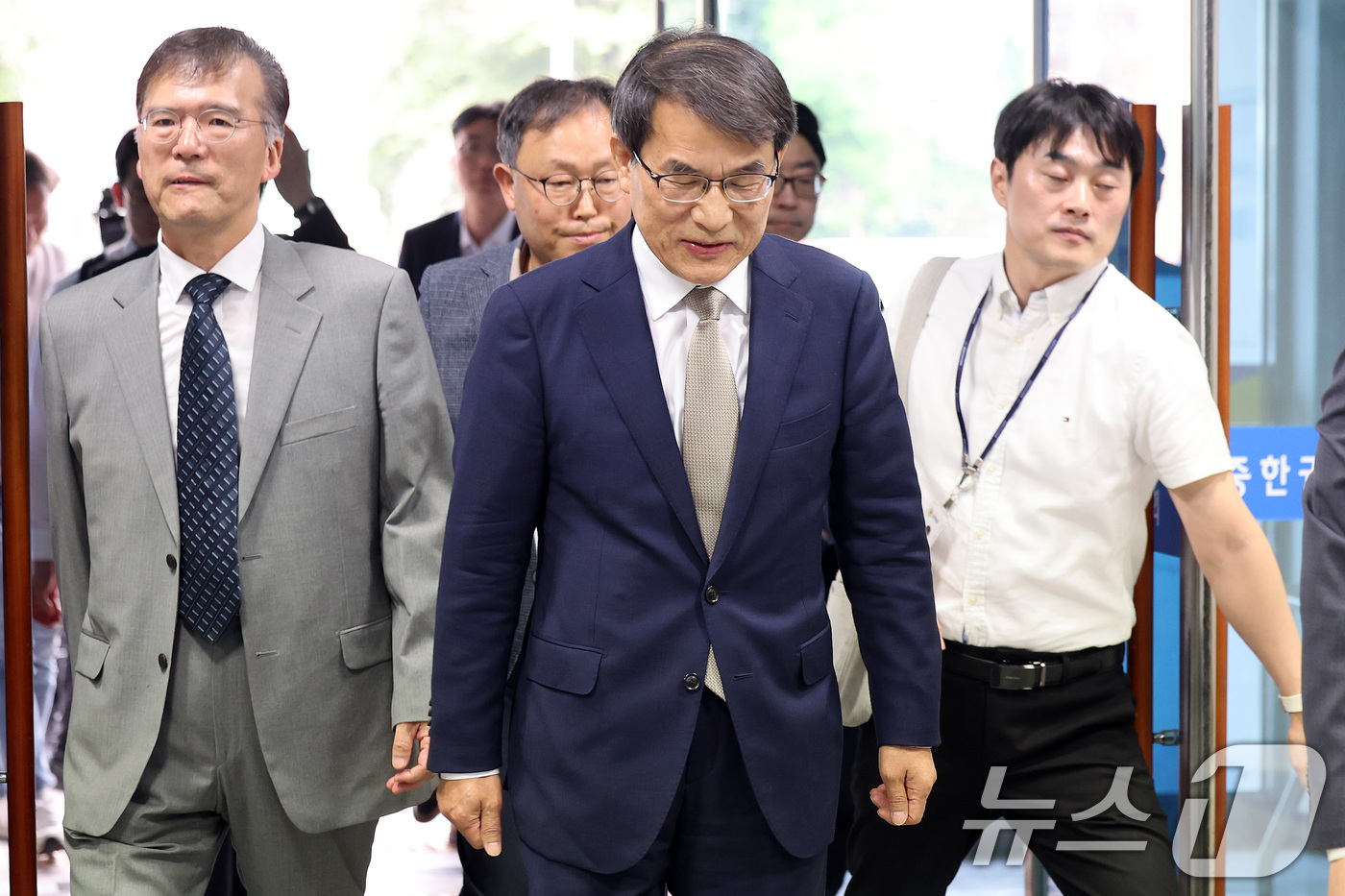 (서울=뉴스1) 이동해 기자 = 노태악 중앙선거관리위원장이 31일 오후 서울 동대문구 성동구선거관리위원회 점검에 앞서 사전투표 과정에서 일어난 관리 부실과 관련해 사과한 뒤 이동하 …