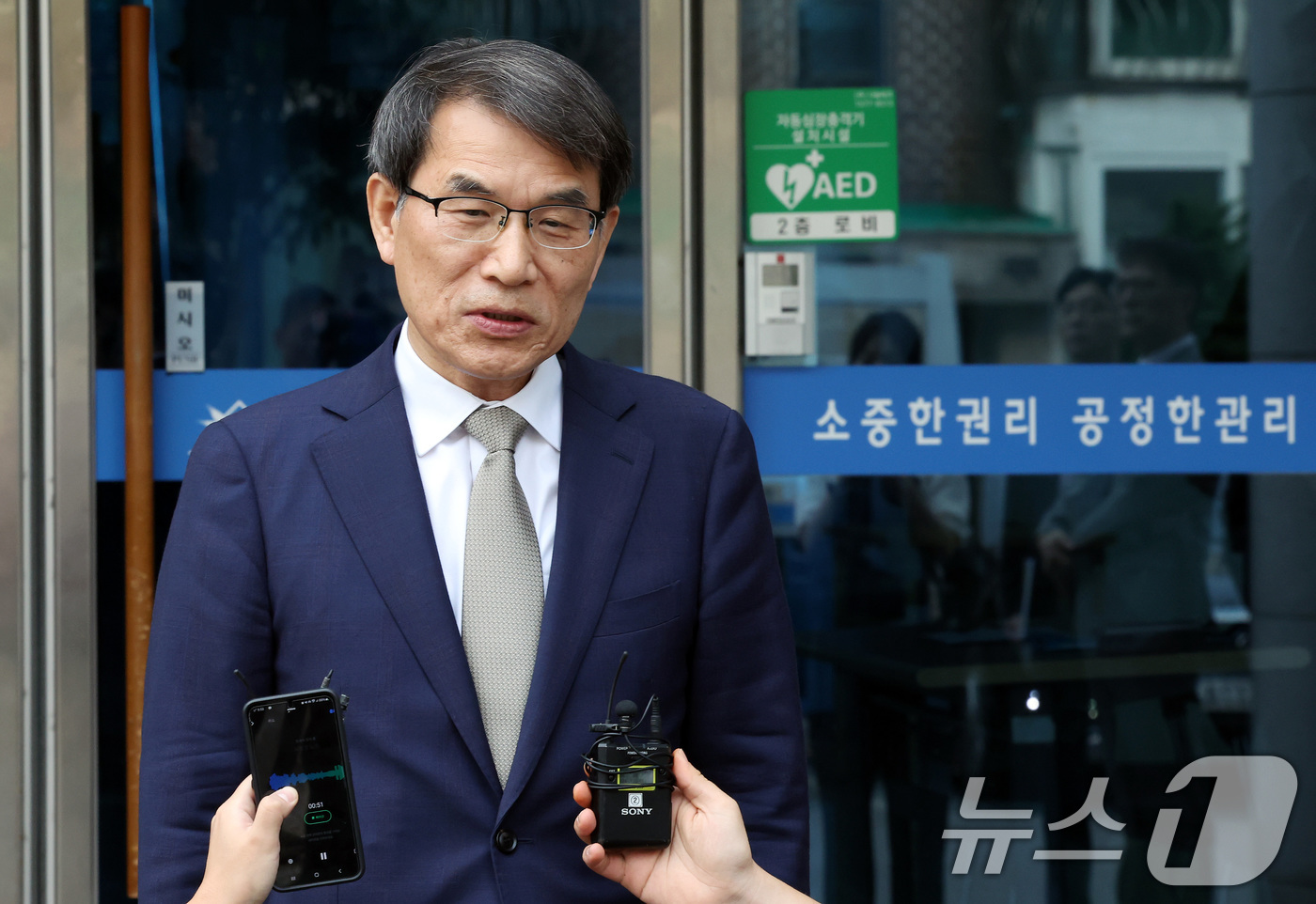 (서울=뉴스1) 이동해 기자 = 노태악 중앙선거관리위원장이 31일 오후 서울 동대문구 성동구선거관리위원회 점검에 앞서 기자들을 만나 사전투표 과정에서 일어난 관리 부실과 관련해 사 …