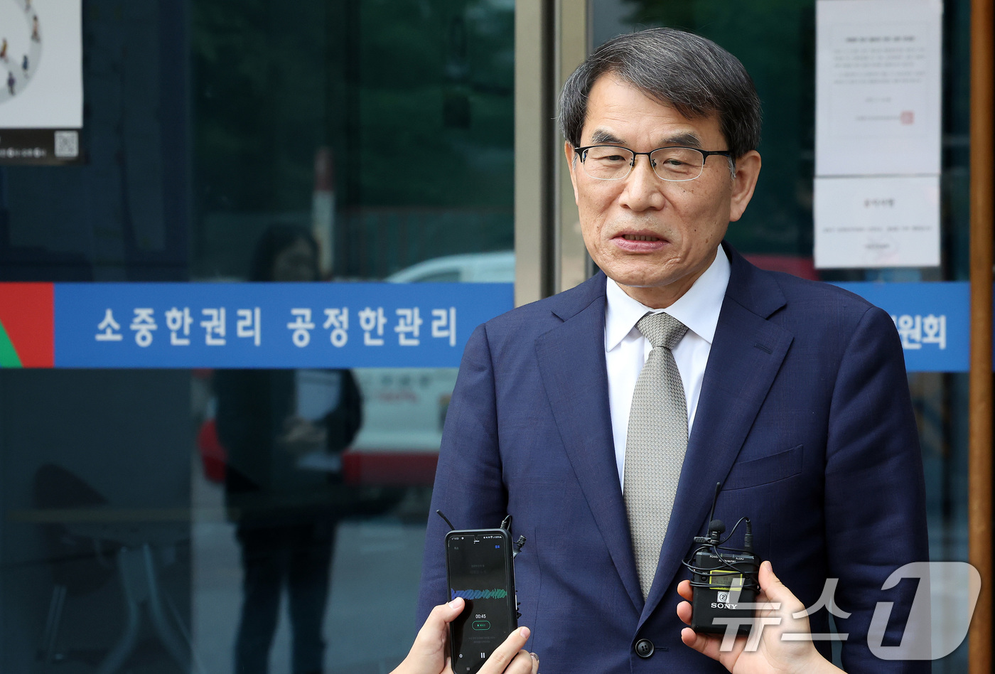 (서울=뉴스1) 이동해 기자 = 노태악 중앙선거관리위원장이 31일 오후 서울 동대문구 성동구선거관리위원회 점검에 앞서 기자들을 만나 사전투표 과정에서 일어난 관리 부실과 관련해 사 …