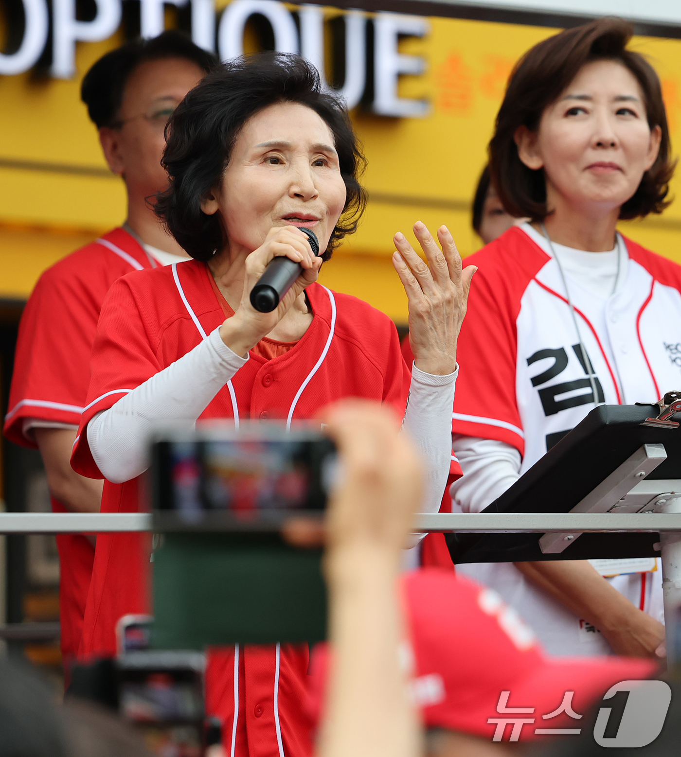 (서울=뉴스1) 오대일 기자 = 김문수 국민의힘 대통령 후보 부인 설난영 여사가 31일 오후 서울 동작구 중앙대병원 앞 삼거리에서 열린 유세에서 지지를 호소하고 있다. 2025.5 …