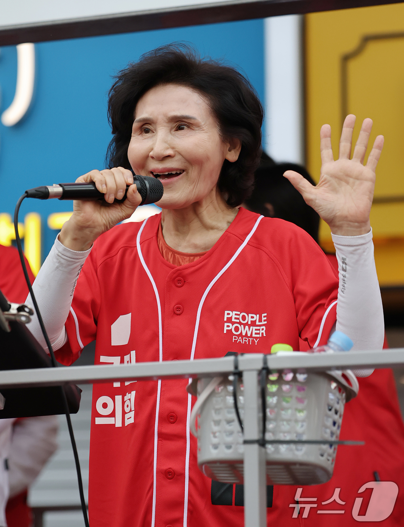 (서울=뉴스1) 오대일 기자 = 김문수 국민의힘 대통령 후보 부인 설난영 여사가 31일 오후 서울 동작구 중앙대병원 앞 삼거리에서 열린 유세에서 지지를 호소하고 있다. 2025.5 …