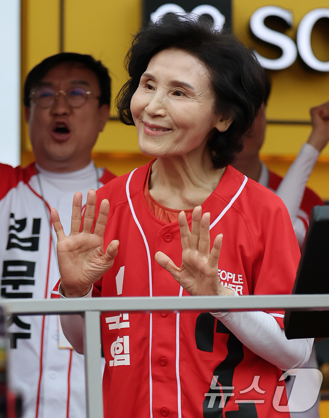 (서울=뉴스1) 오대일 기자 = 김문수 국민의힘 대통령 후보 부인 설난영 여사가 31일 오후 서울 동작구 중앙대병원 앞 삼거리에서 열린 유세에서 지지를 호소하고 있다. 2025.5 …