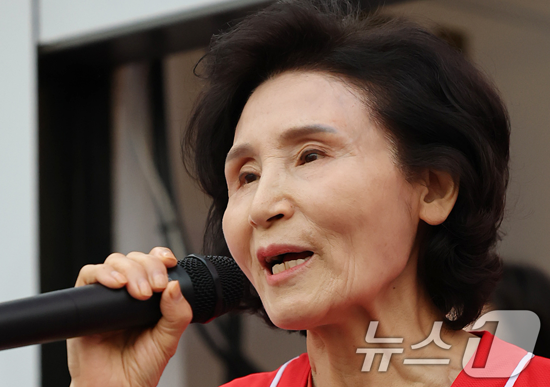 (서울=뉴스1) 오대일 기자 = 김문수 국민의힘 대통령 후보 부인 설난영 여사가 31일 오후 서울 동작구 중앙대병원 앞 삼거리에서 열린 유세에서 지지를 호소하고 있다. 2025.5 …