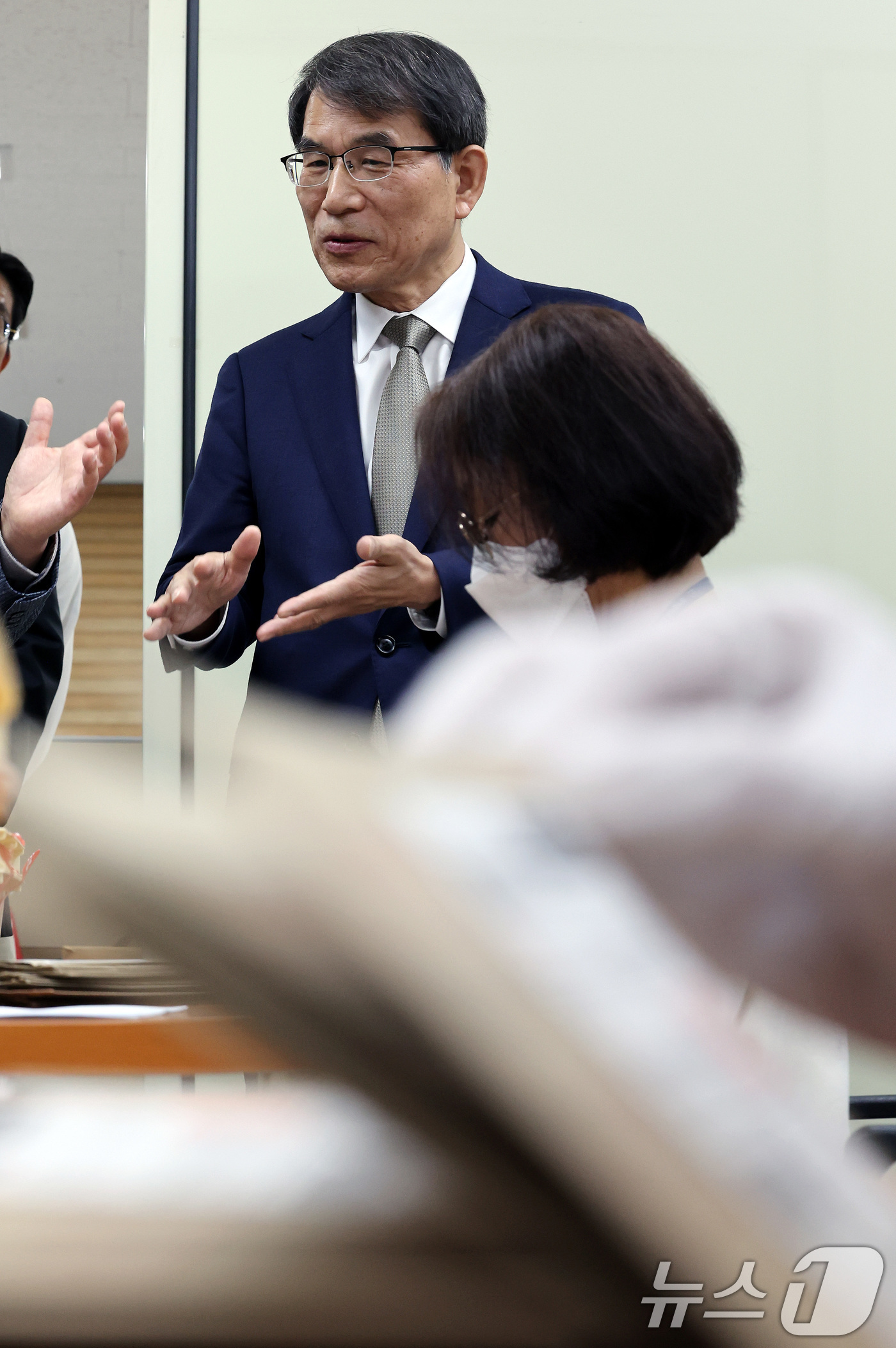 (서울=뉴스1) 이동해 기자 = 노태악 중앙선거관리위원장이 31일 오후 서울 동대문구 성동구선거관리위원회에서 관외 투표용지가 담긴 회송용 봉투 수량 확인 및 접수 과정을 살피고 있 …