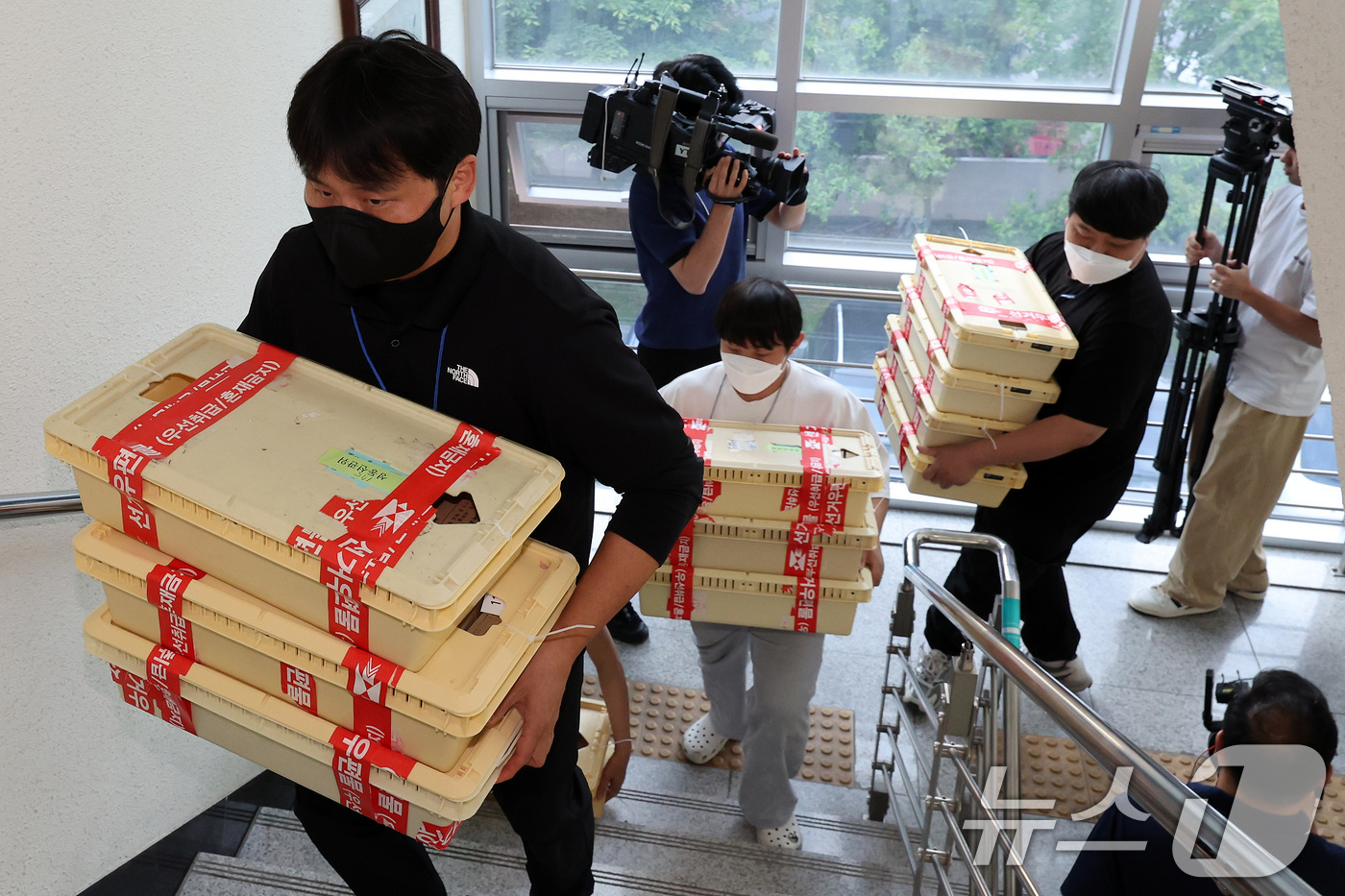 (서울=뉴스1) 이동해 기자 = 31일 오후 서울 동대문구 성동구선거관리위원회에서 관계자들이 기표된 관외 투표용지를 옮기고 있다. 2025.5.31/뉴스1