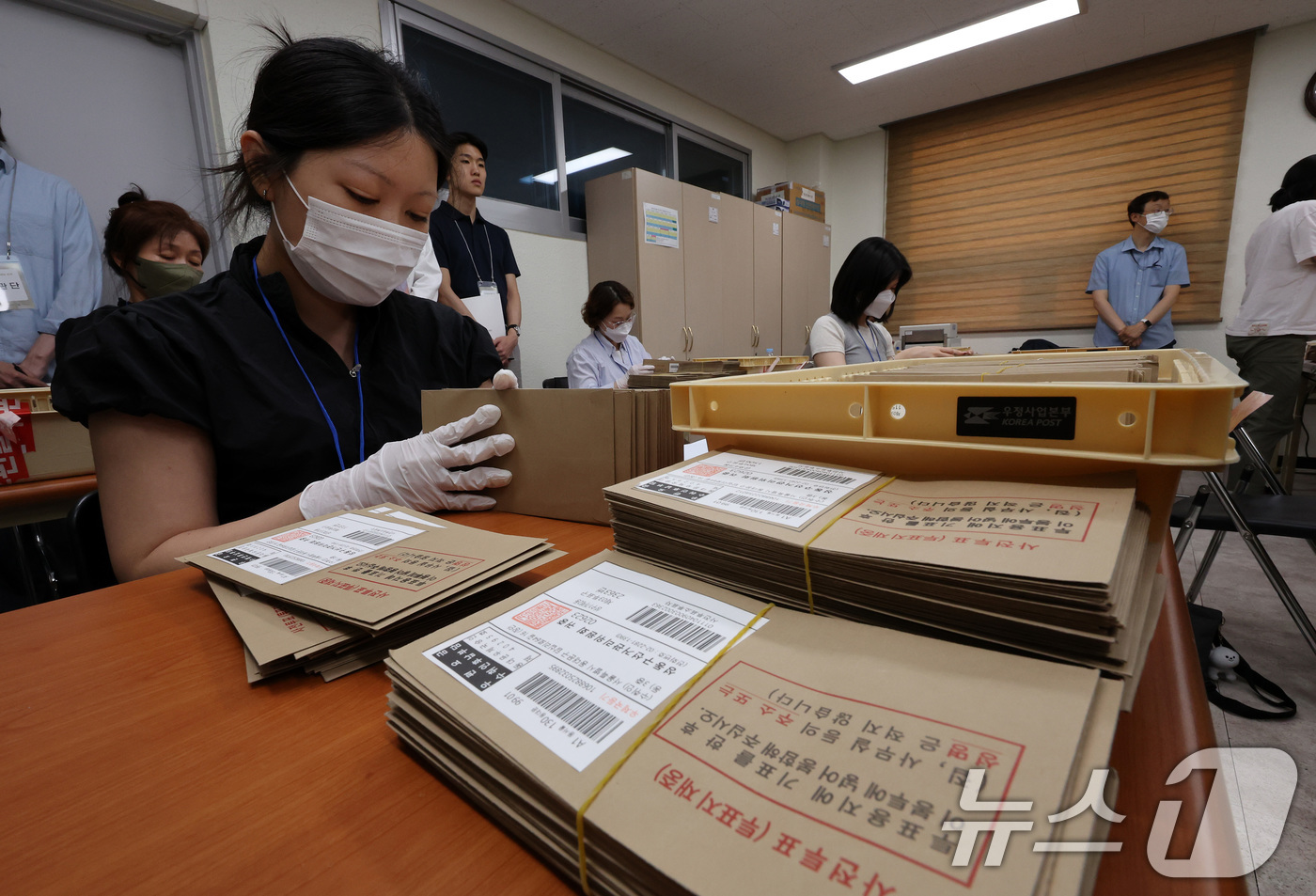 (서울=뉴스1) 이동해 기자 = 31일 오후 서울 동대문구 성동구선거관리위원회에서 관계자들이 관외 사전투표 회송용봉투 수량확인 작업을 하고 있다. 2025.5.31/뉴스1